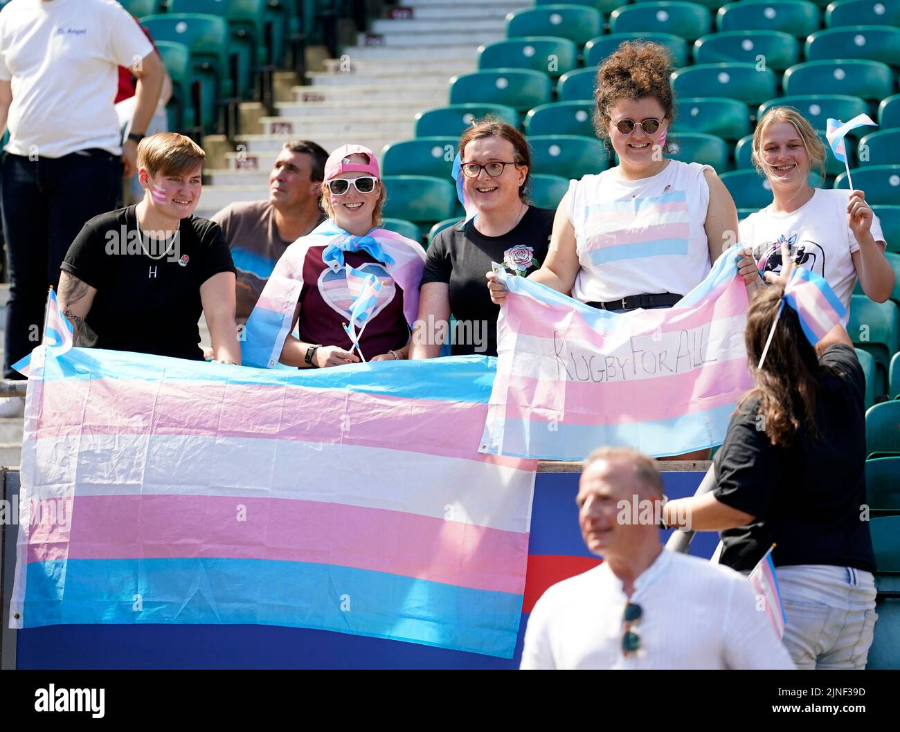 Aficionados a Inglaterra con banderas de Transgender Pride en las gradas después de una sesión de entrenamiento abierta en el estadio Twickenham de Londres. Fecha de la foto: Jueves 11 de agosto de 2022. Foto de stock