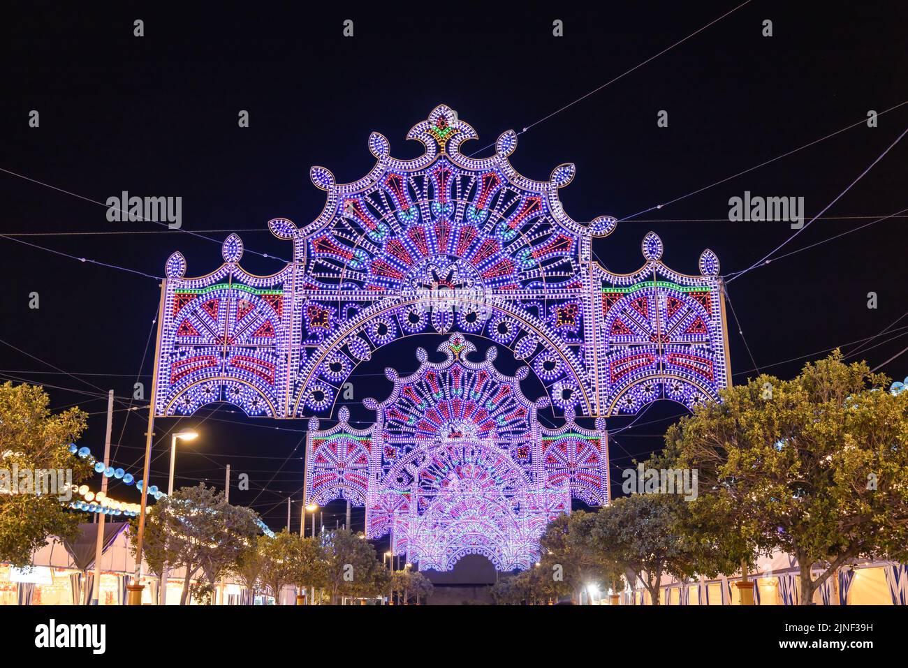 La decoración de las luces de Fiestas Colombinas celebraciones en la ciudad de Huelva (Fiestas Colombinas de Huelva), para conmemorar el primer viaje de Ch Foto de stock