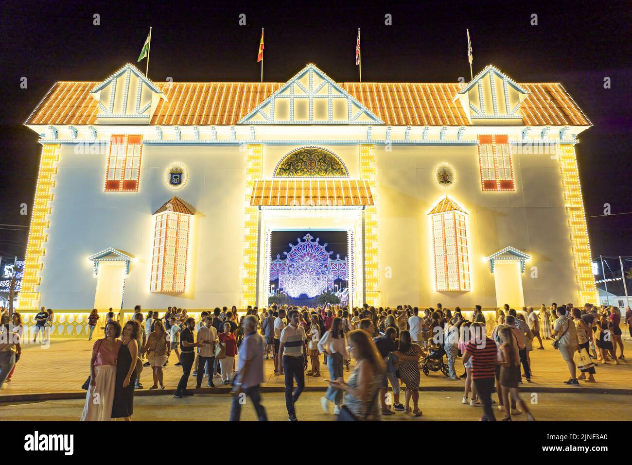 Huelva, España - 1 de agosto de 2022: Puerta iluminada para las 2022 fiestas de Colombine, que recrea una de las 274 casas del nei Reina Victoria Foto de stock