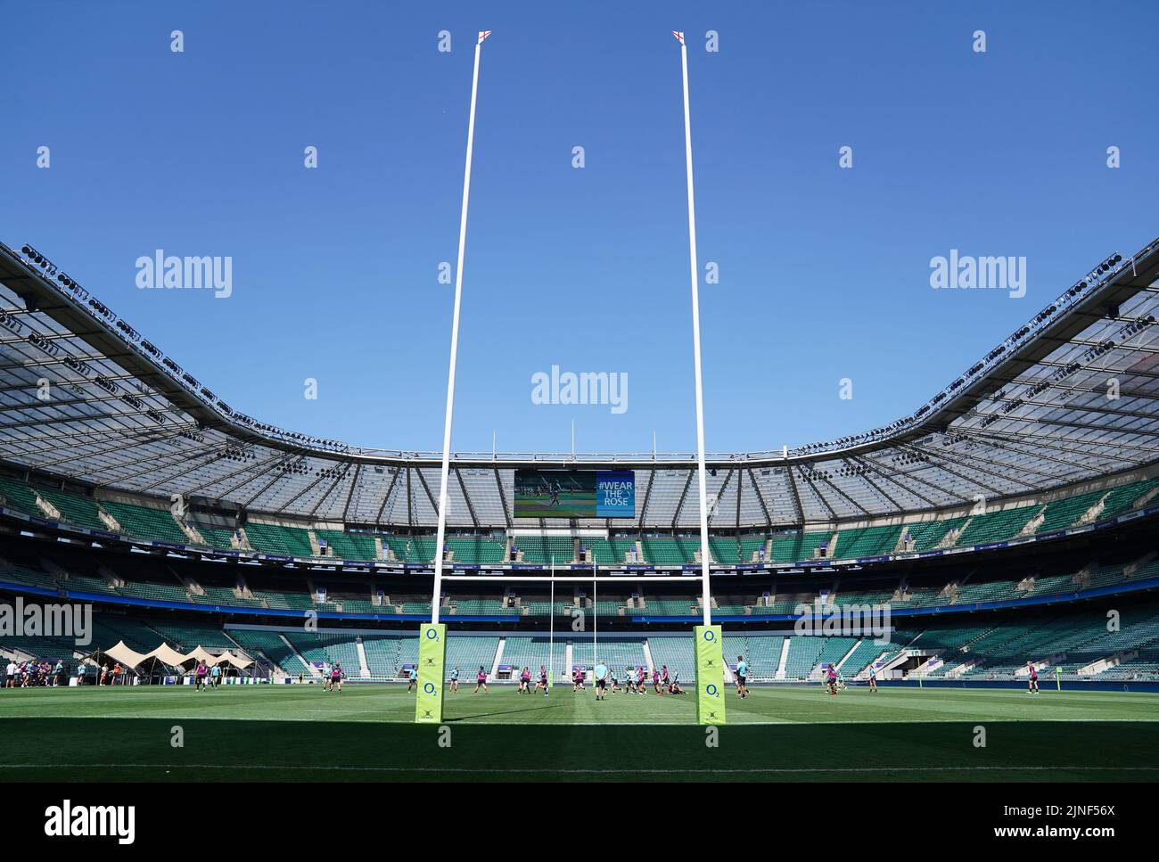 Una vista del campo desde detrás de un gol durante una sesión de entrenamiento abierta en el estadio Twickenham de Londres. Fecha de la foto: Jueves 11 de agosto de 2022. Foto de stock