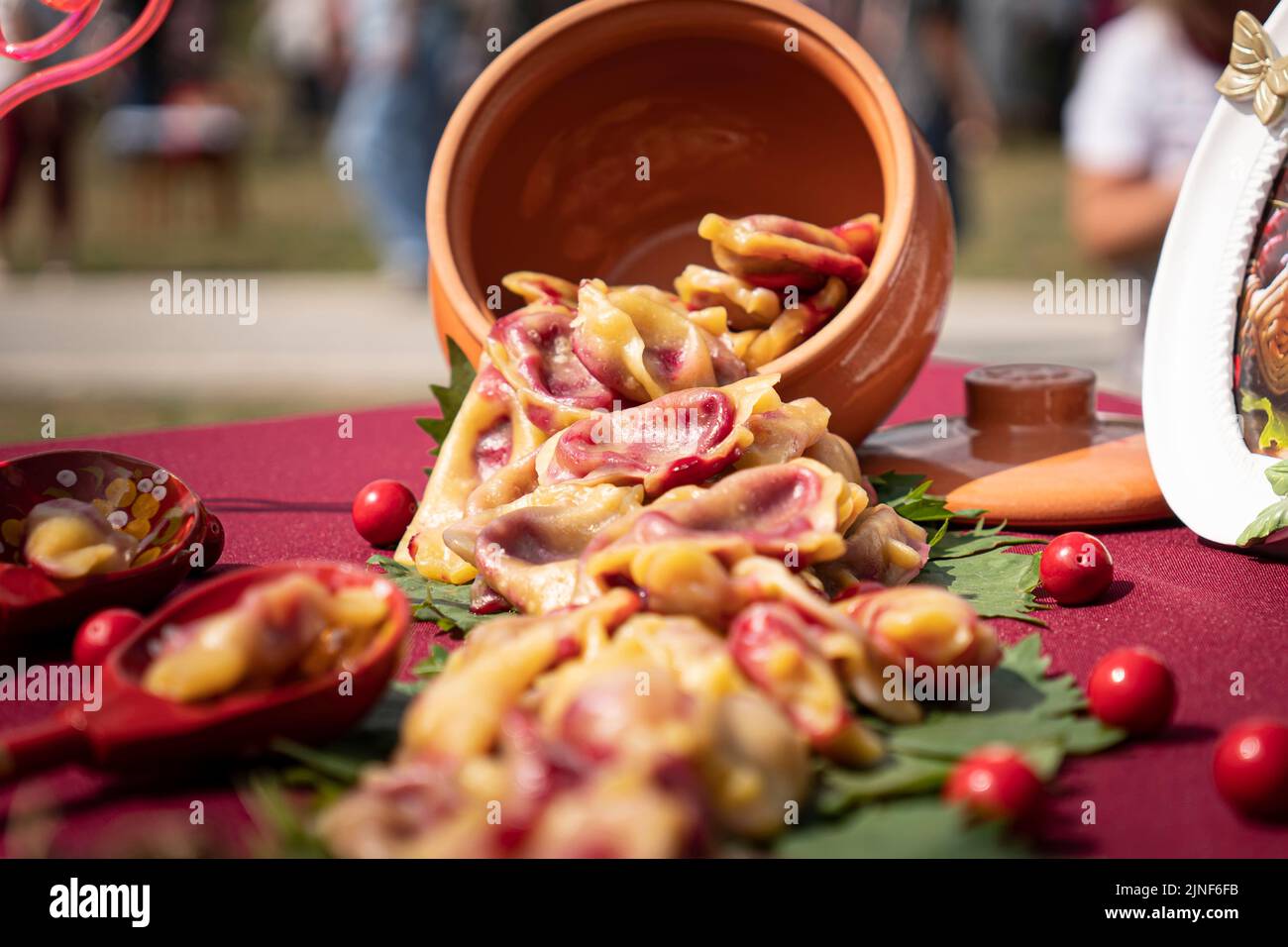 Dumplings, rellenos de cerezas, bayas. Pierogi, varenyky, vareniki pirohy - dumplings con relleno de plato popular Foto de stock