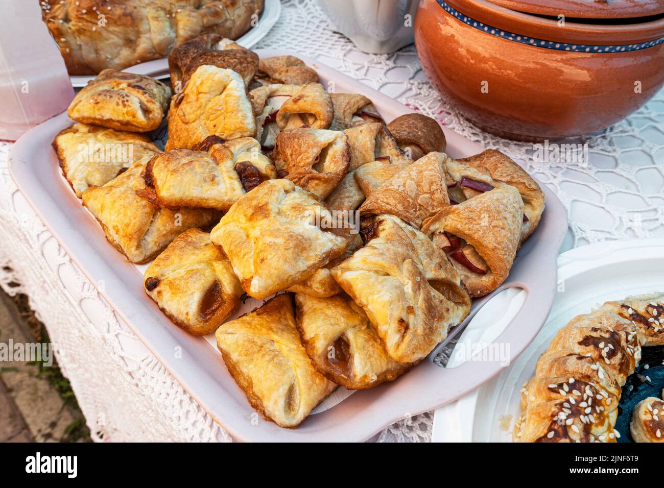 Galletas dulces con mermelada de manzana en un plato sobre la mesa Foto de stock