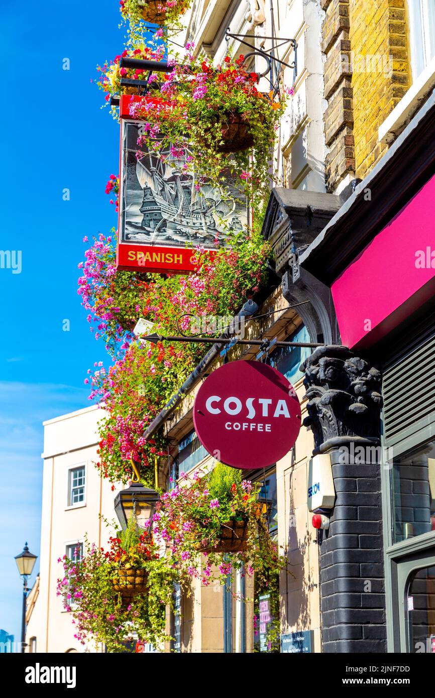 Letreros para Costa Coffee y el pub Galleon español, fachada decorada con flores, Greenwich, Londres, Reino Unido Foto de stock