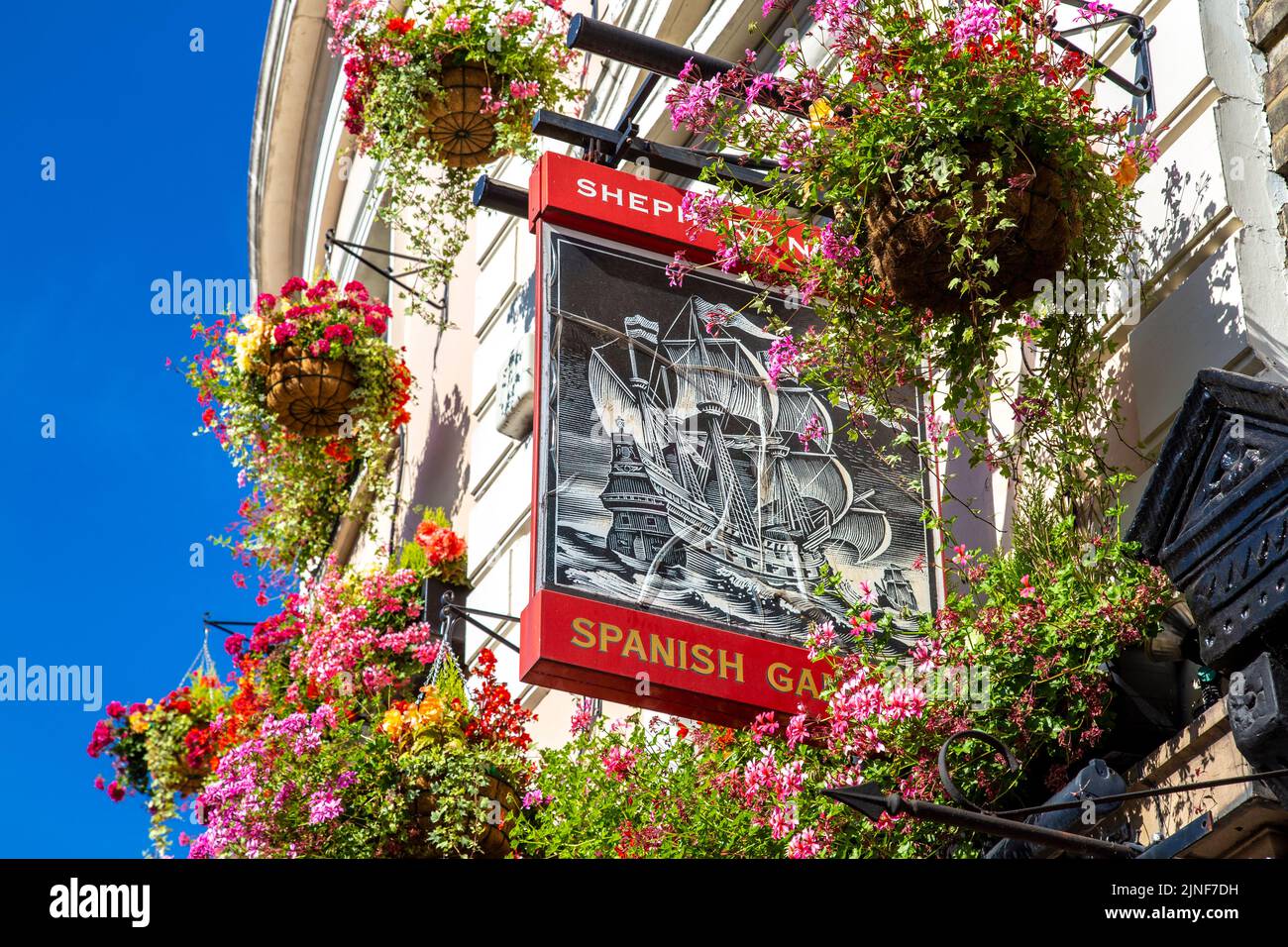 Letrero fuera del pub Galleon español, fachada decorada con flores, Greenwich, Londres, Reino Unido Foto de stock