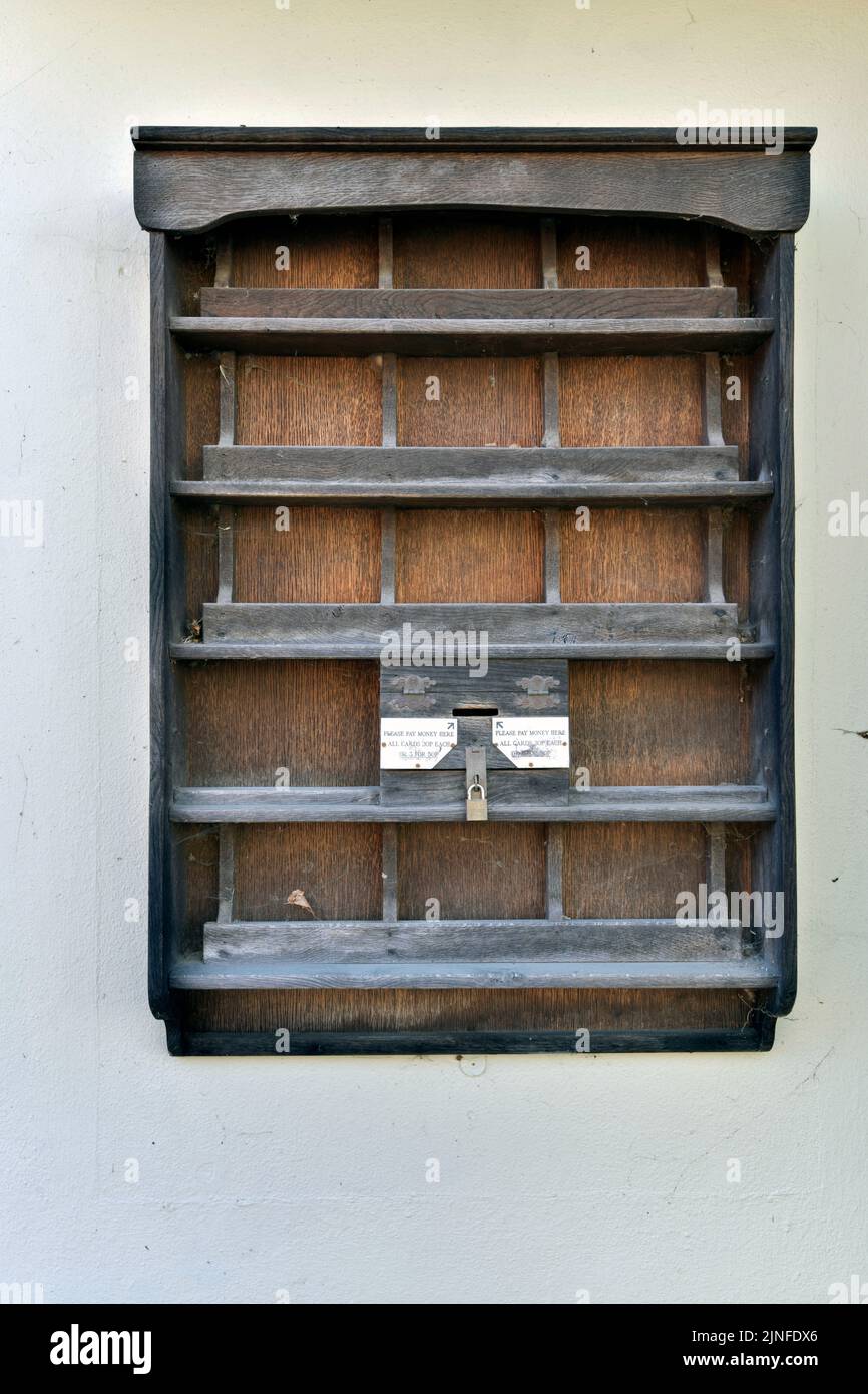 vacío redundante en desuso de madera postal rack kersey suffolk inglaterra Foto de stock