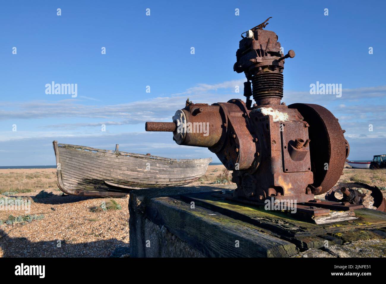 barcos abandonados y motor oxidante en la playa de dungeness kent inglaterra Foto de stock