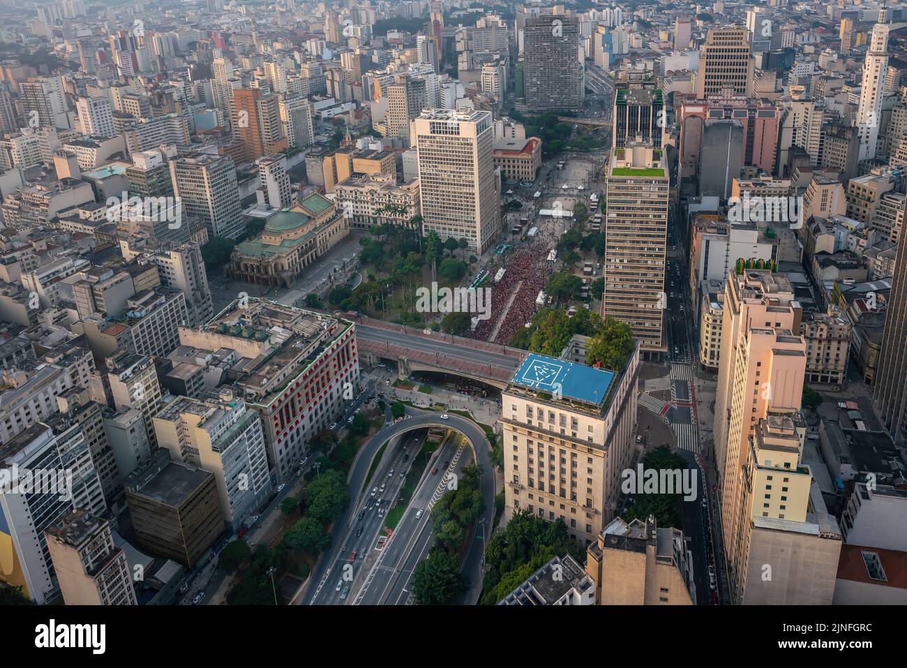 Vista aérea del centro histórico de Sao Paulo con Vale do Anhangabau, Viaduto do Cha, Teatro Municipal y Ayuntamiento - Sao Paulo, Brasil Foto de stock