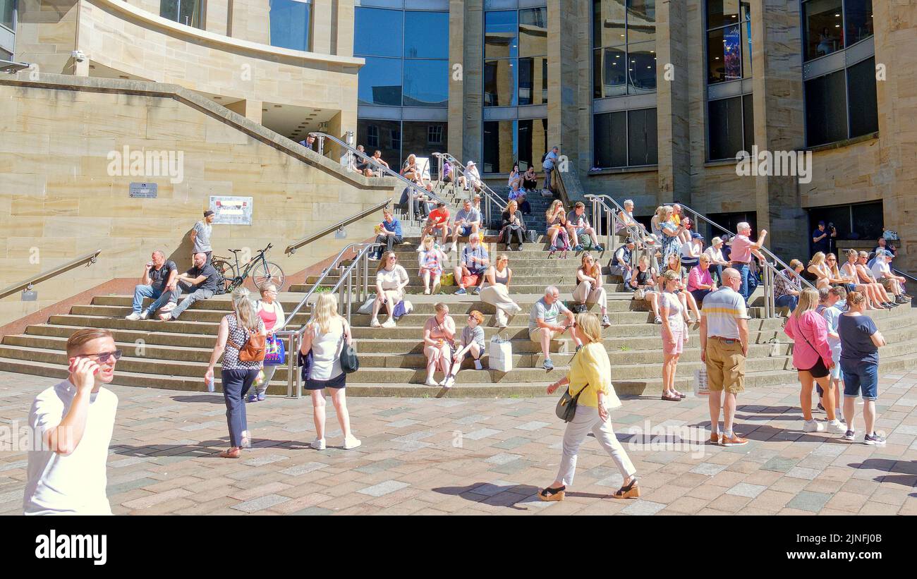 Glasgow, Escocia, Reino Unido 11th de agosto de 2022. Tiempo en Reino Unido: El tiempo soleado vio a los lugareños y turistas en el centro de la ciudad caliente punto de George Square. Crédito Gerard Ferry/Alamy Live News Foto de stock