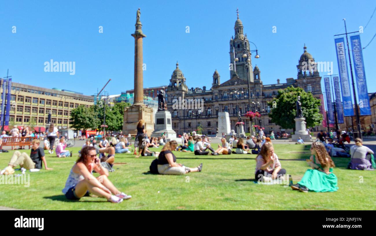 Glasgow, Escocia, Reino Unido 11th de agosto de 2022. Tiempo en Reino Unido: El tiempo soleado vio a los lugareños y turistas en el centro de la ciudad caliente punto de George Square. Crédito Gerard Ferry/Alamy Live News Foto de stock