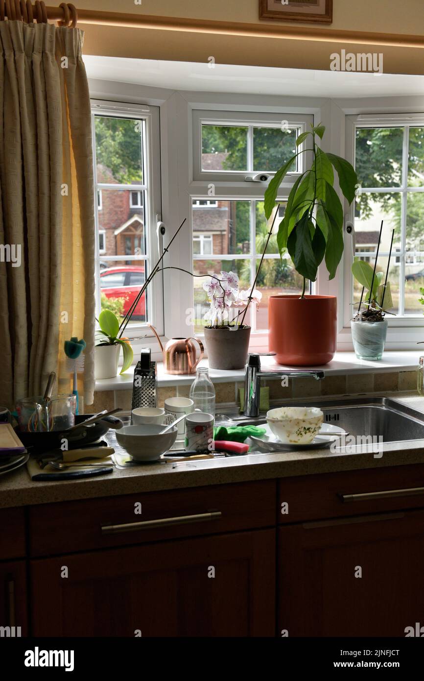 lavado en la tabla de drenaje de la casa suburbana cocina hertfordshire inglaterra Foto de stock