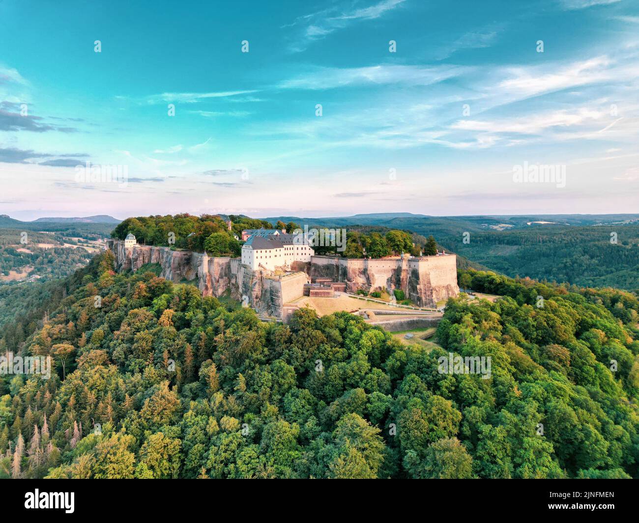 Una hermosa vista de la Fortaleza de Konigstein en una colina en la Suiza sajona, Alemania Foto de stock
