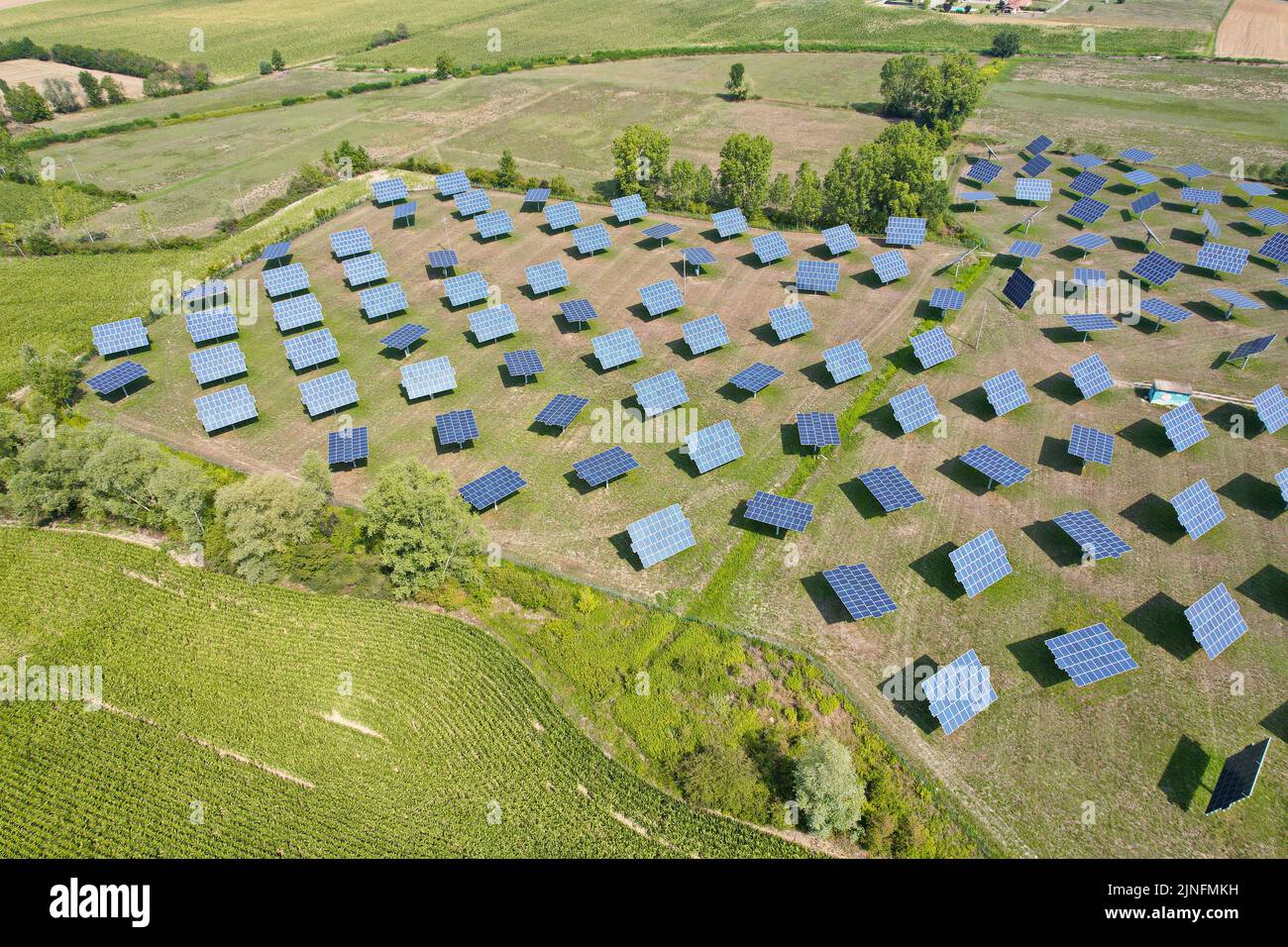 Paneles fotovoltaicos de silicio con sistema defectuoso de vía inclinada de un solo eje en una pequeña planta solar. Alessandria, Italia - Agosto 2022 Foto de stock