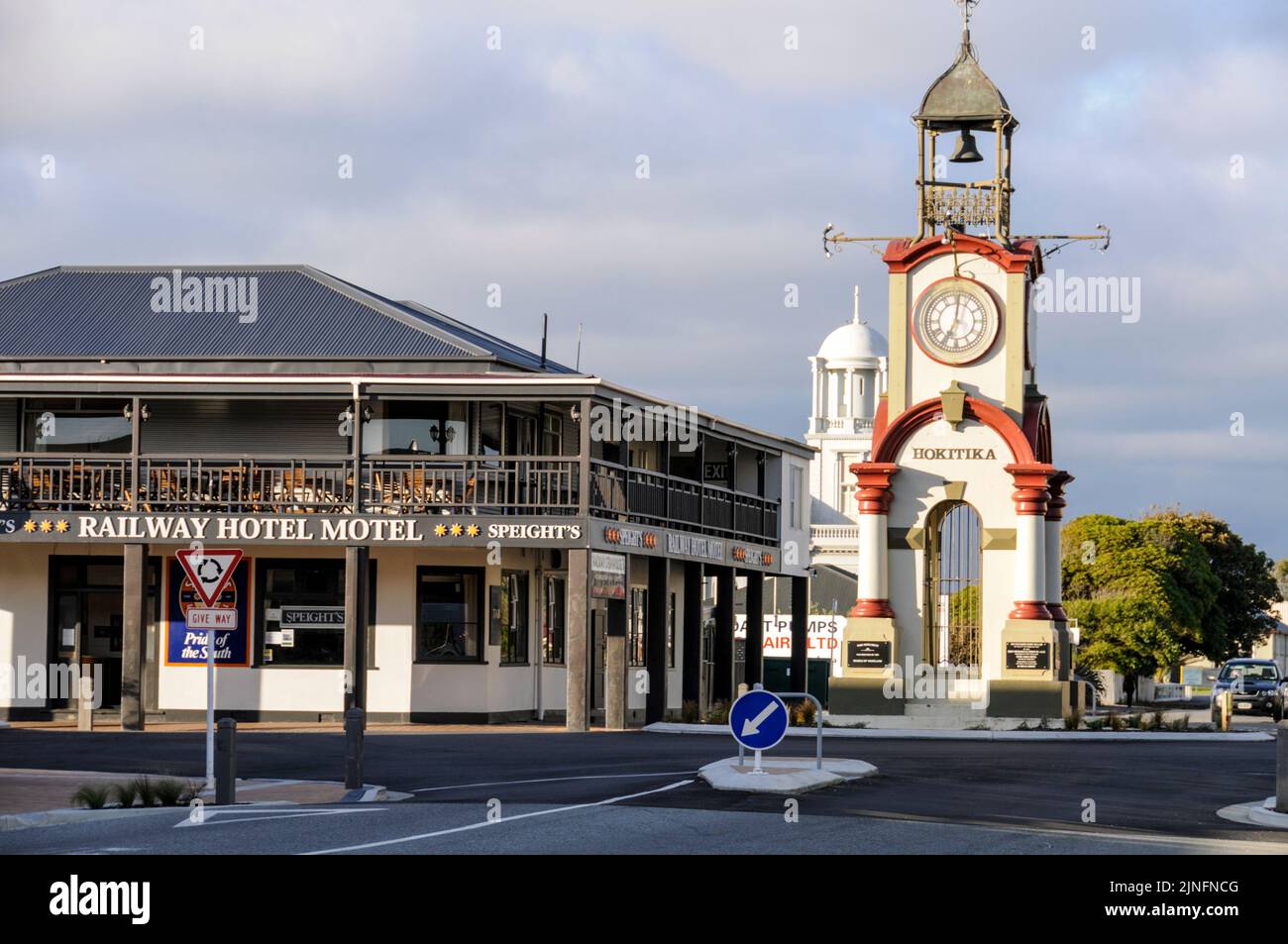 La Torre del Reloj está en una rotonda en Well Street, Hokitika en la costa oeste de la Isla Sur de Nueva Zelanda, frente al Mar de Tasmania. Hokitika es el centr Foto de stock