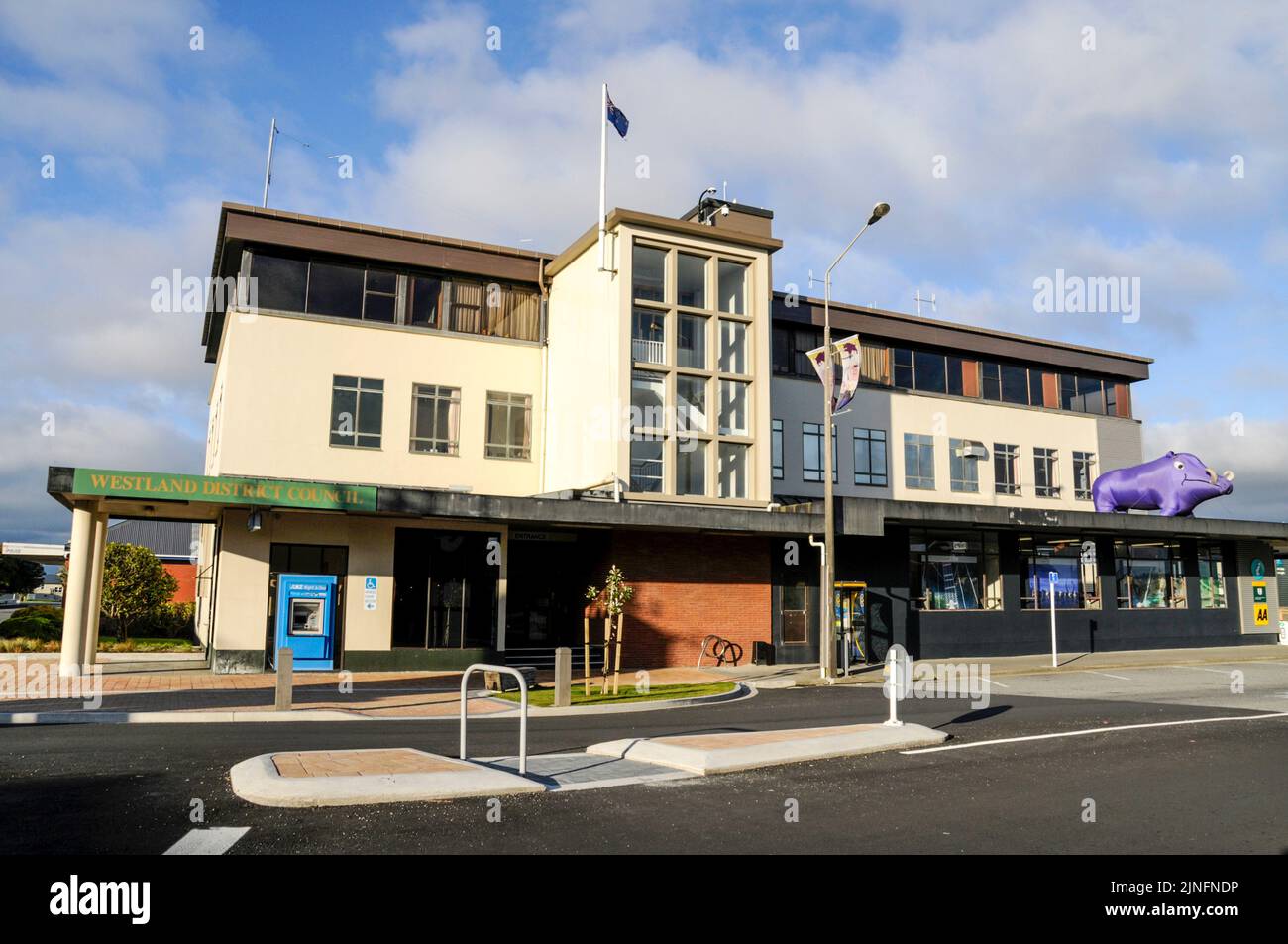 Westland District Council en Weld Street, Hokitika en la costa oeste de South Island en Nueva Zelanda Foto de stock