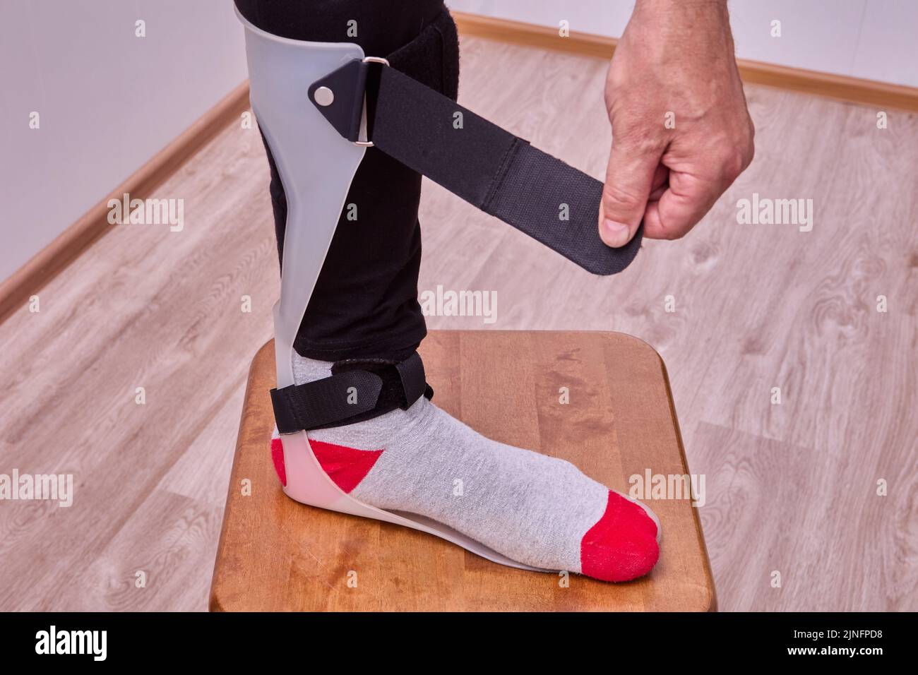 Ortosis del pie Soporte de tobillo y pierna para caída del pie. Foto de stock