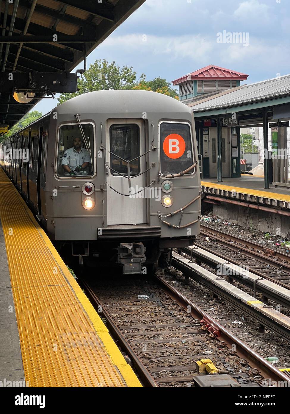 El tren B llega a la estación de metro Kings Highway en Brooklyn, Nueva York. Foto de stock