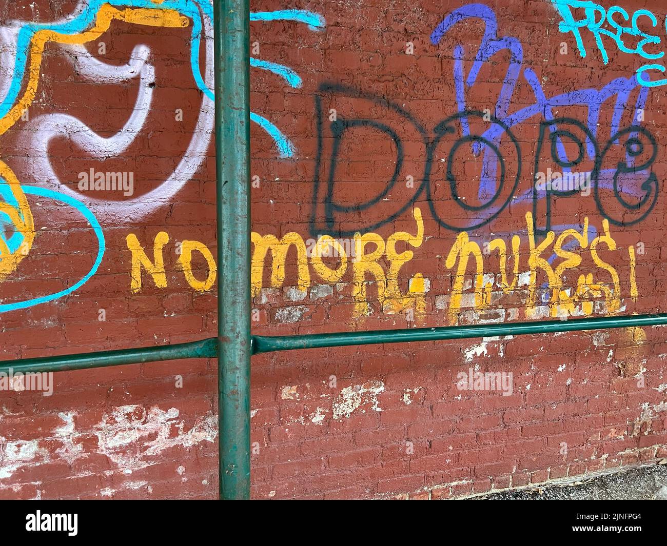 Graffiti anti nuclear en una pared en Brooklyn, Nueva York. Foto de stock