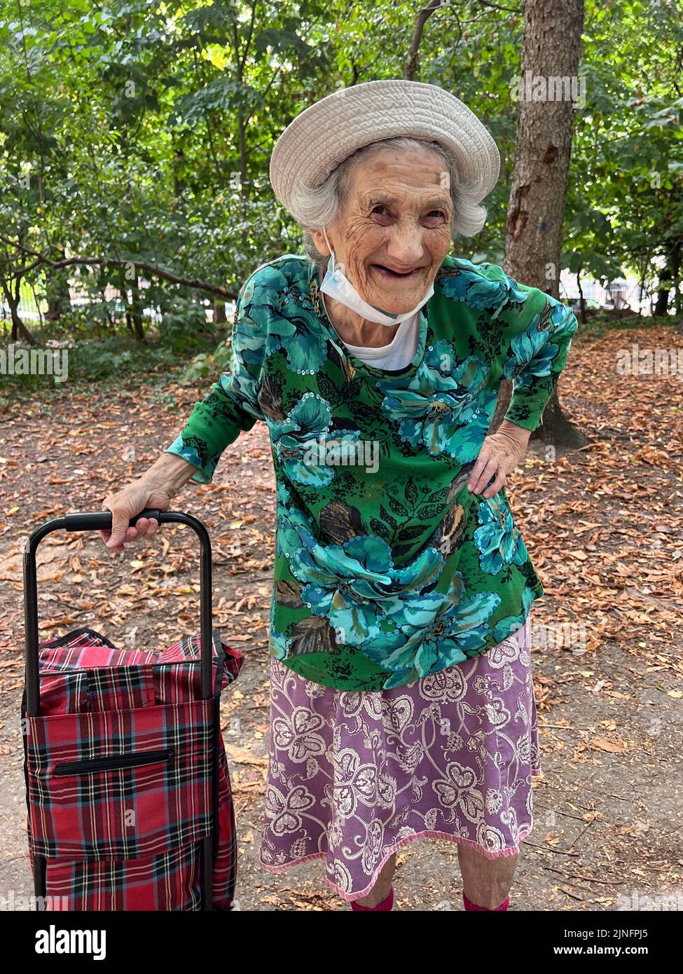 Retrato de una mujer anciana con mucha energía en Foto de stock
