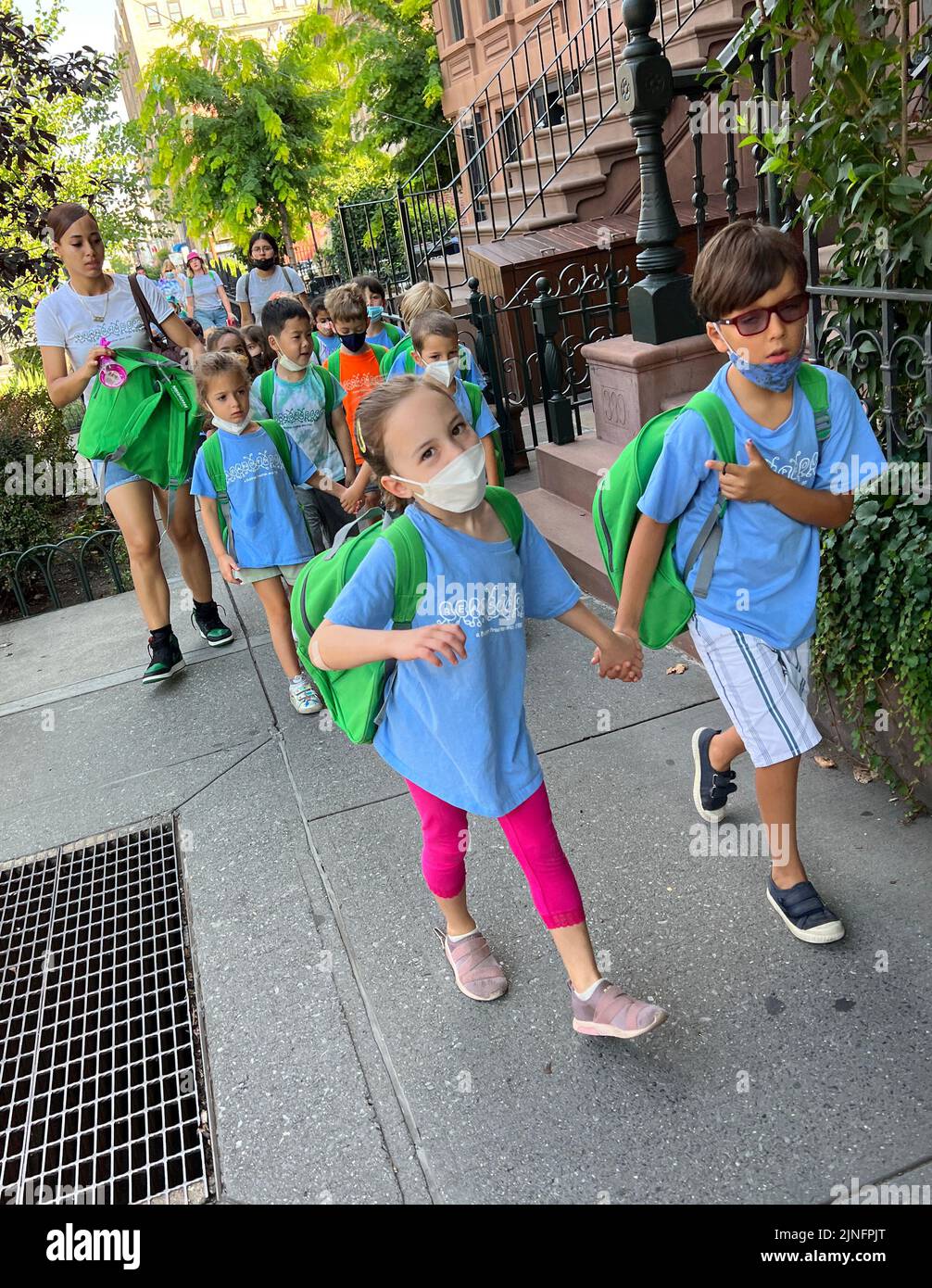 Campamento de día Los niños en Park Slope, Brooklyn caminan juntos en parejas hacia Prospect Park en un día de verano en Brooklyn, Nueva York. Foto de stock