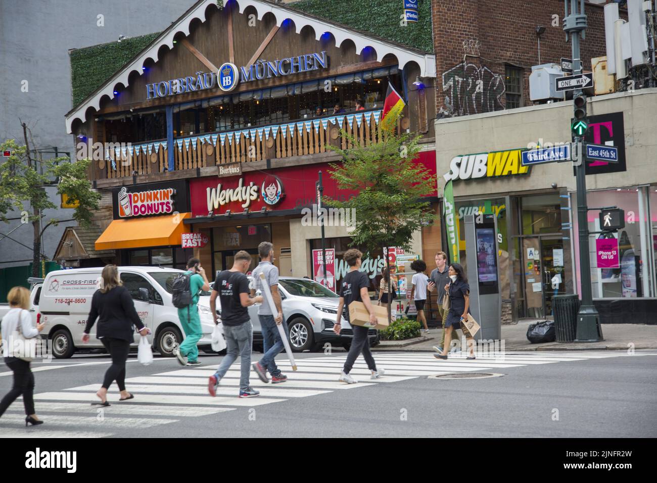 Las franquicias corporativas de comida rápida son ubicuas en toda la ciudad de Nueva York landscape.3rd Avenue y 45th Street, Midtown, Manhattan. Foto de stock