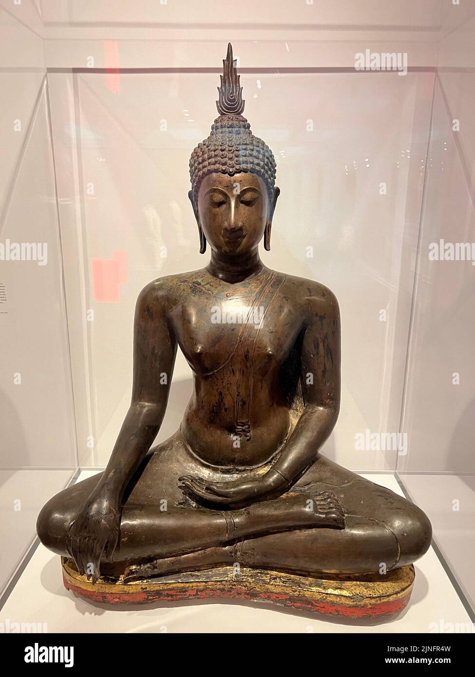 'Buda sentado Shakyamuni'; Tailandia, siglo 14-15th, bronce, laca, dorado, Representado aquí justo antes de obtener la iluminación. Foto de stock