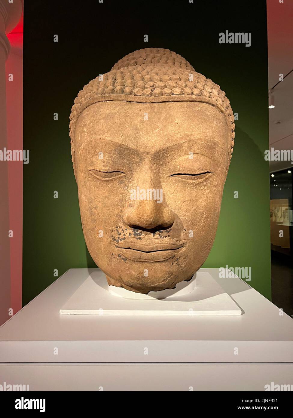 Cabeza de un Buda; Tailandia, siglo 14th; piedra arenisca con restos de laca; Museo de Brooklyn, Nueva York. La cabeza estaba sobre una enorme figura de pie o sentada del Buda Shakyamuni. Foto de stock