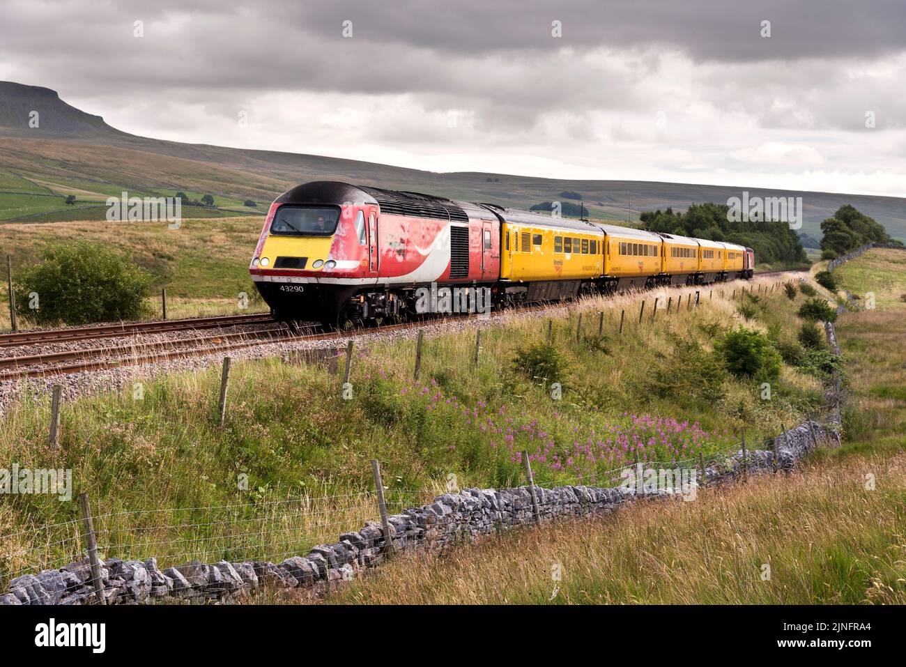 El Nuevo Tren de Medición (también conocido como 'The Flying Banana'). El tren pintado de amarillo evalúa el estado de las vías del ferrocarril. Visto aquí en Ribblesdale. Foto de stock