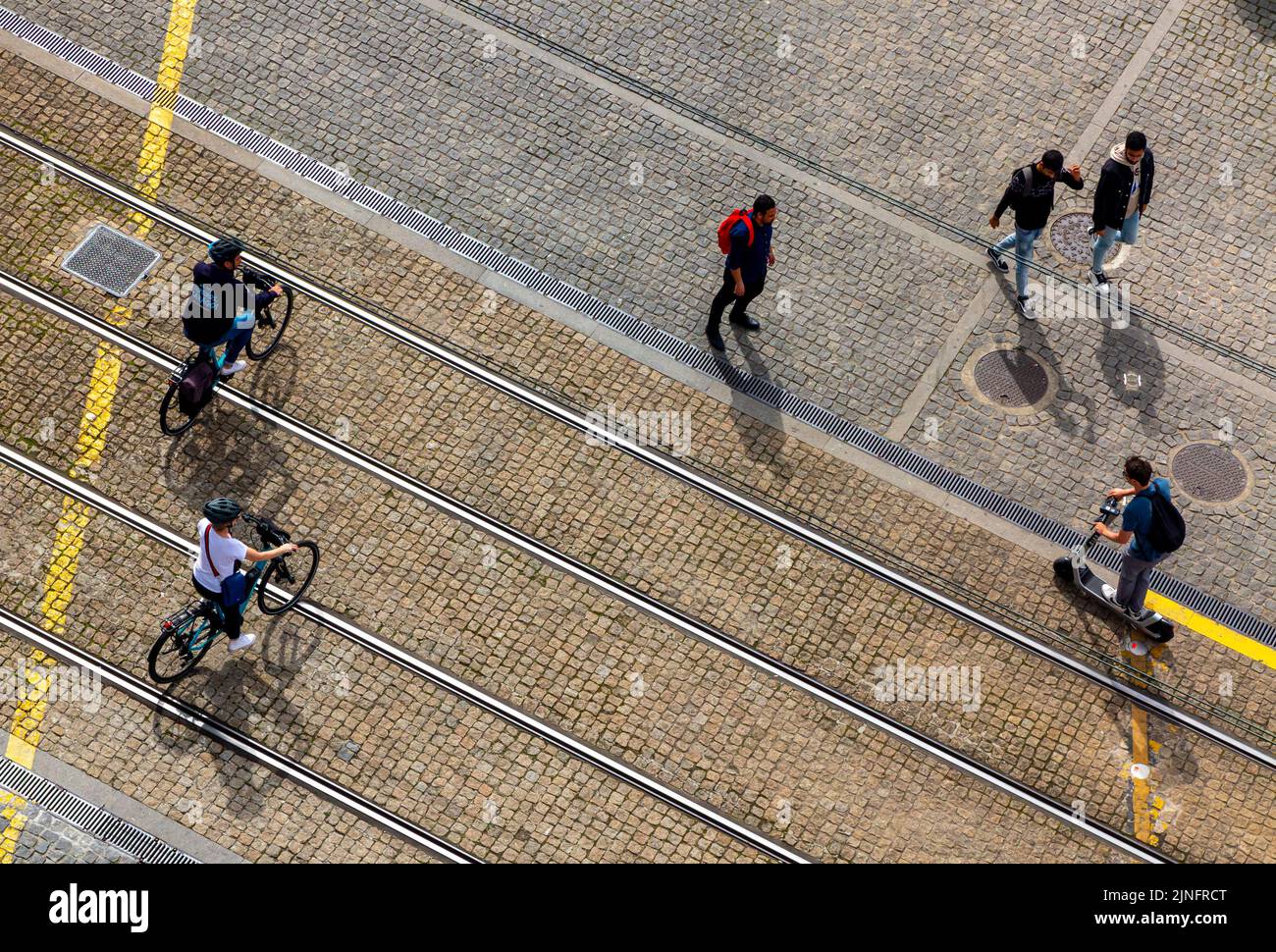 Vista hacia abajo sobre los peatones y ciclistas en la parada de tranvía Jardim do Morro al sur del puente Ponte Luiz 1 en el centro de Porto en Portugal. Foto de stock