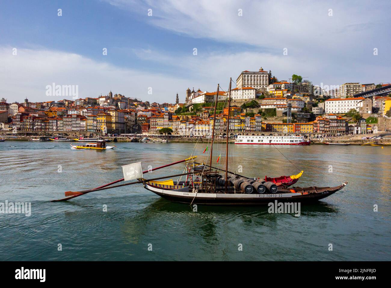 Tradicional barco de madera en el puerto de Vila Nova de Gaia en la costa del río Duero en el centro de Porto, una ciudad importante en el norte de Portugal. Foto de stock