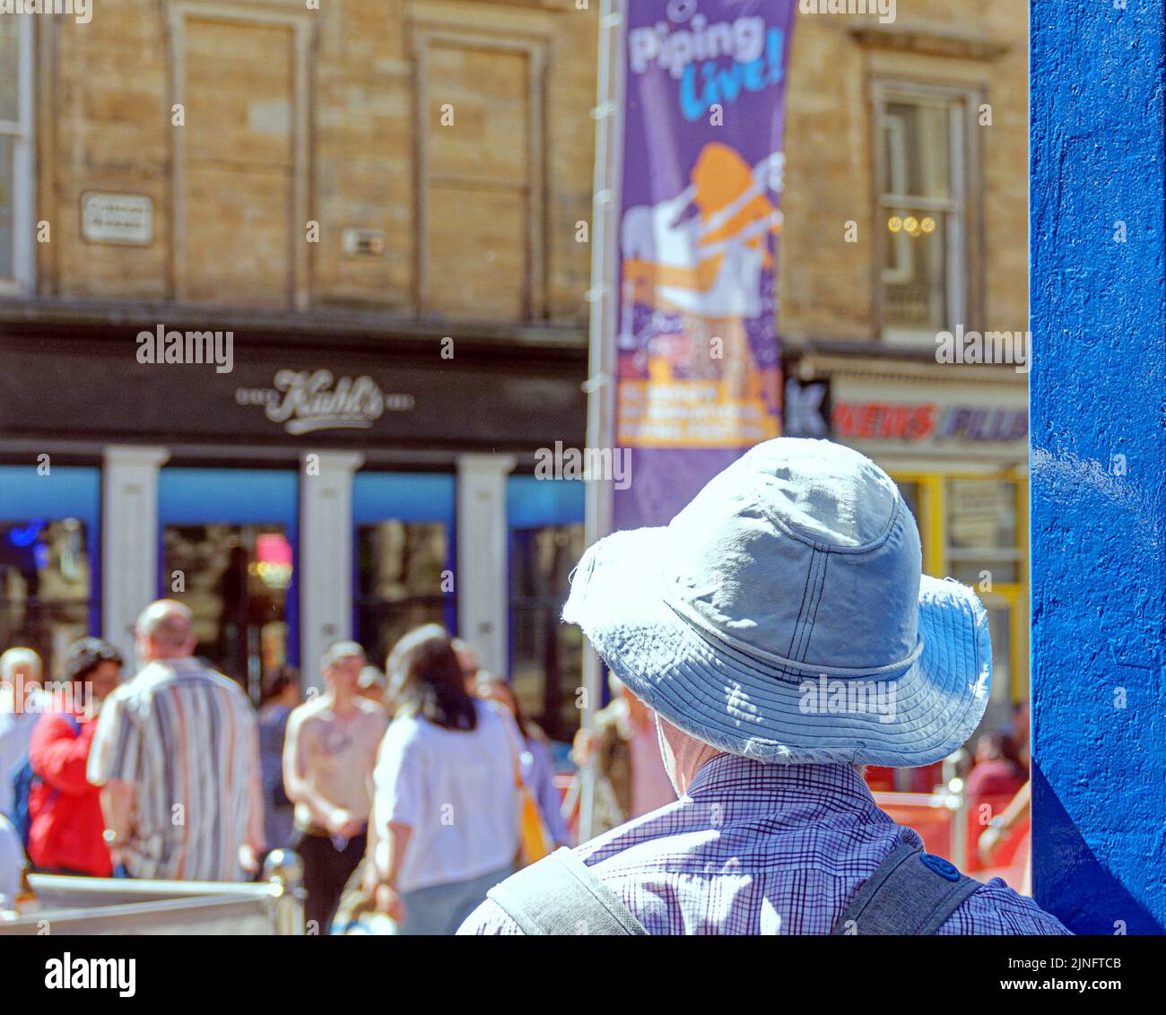 Glasgow, Escocia, Reino Unido 11th de agosto de 2022. El tiempo caluroso vio a Piping Live venir a scotlands style Mile mientras los compradores eran tratados con los jóvenes tocando melodías en la calle de forma gratuita. Crédito Gerard Ferry/Alamy Live News Foto de stock