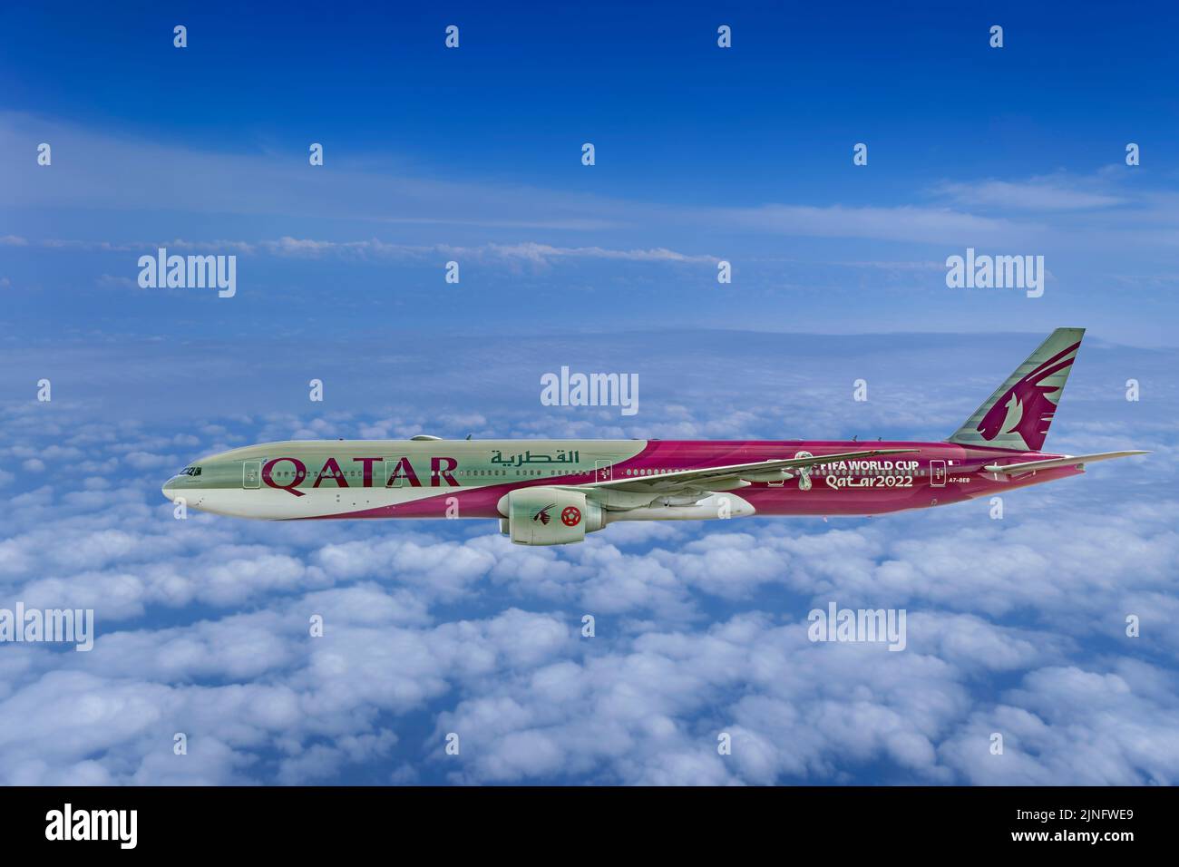 Qatar Airways Boeing 777 Aircraft - A7-BEB en la Copa Mundial de la FIFA 2022 librey. Foto de stock