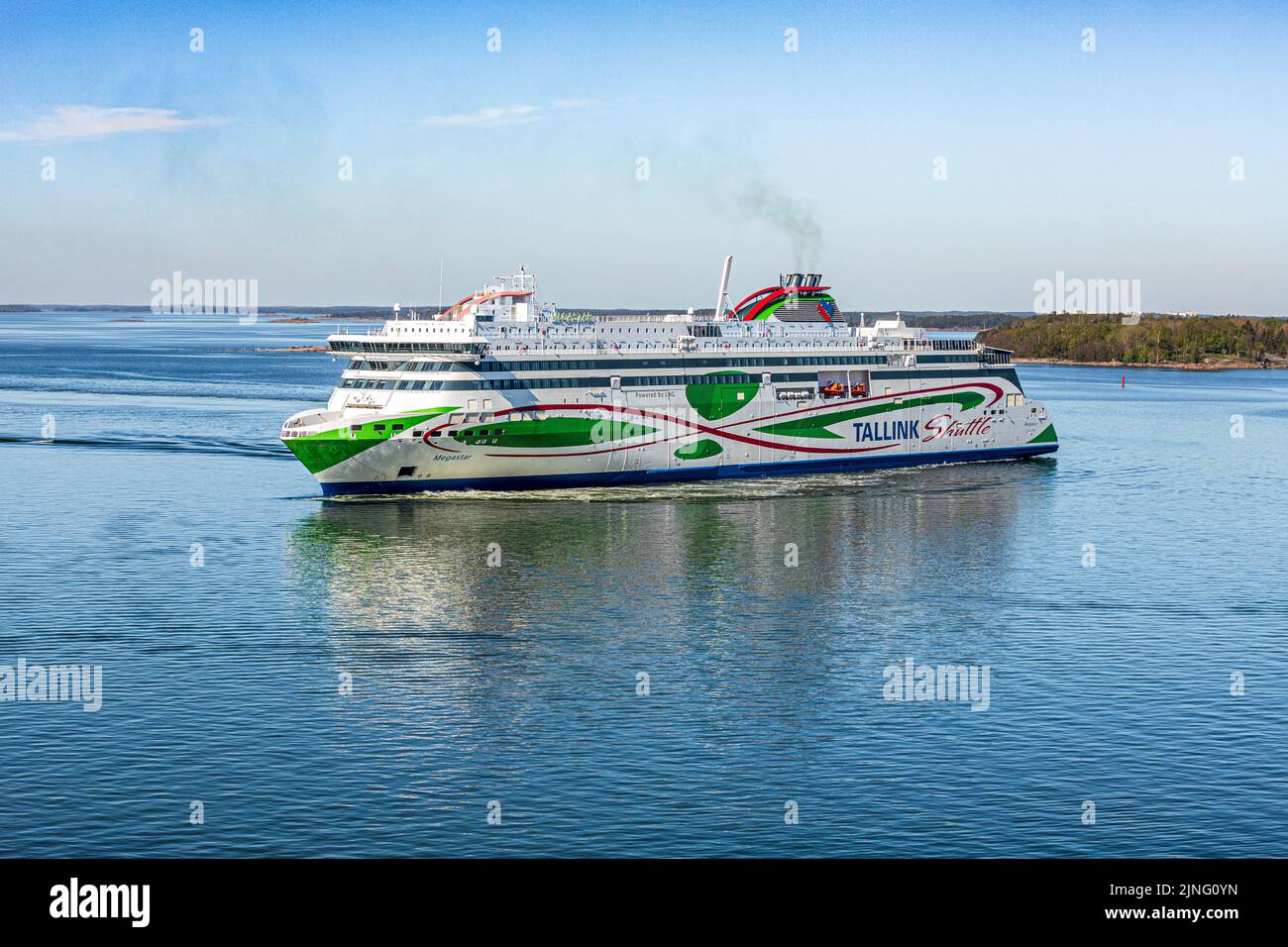 La mañana temprano Tallink Silja Line Ferry Megastar (con GNL) desde Tallinn, Estonia, llegando a Helsinki, Finlandia Foto de stock