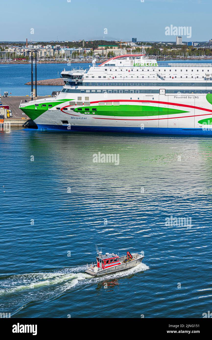 La mañana temprano Tallink Silja Line Ferry Megastar (propulsado por GNL) desde Tallinn, Estonia, amarrado en el puerto de Helsinki, Finlandia Foto de stock