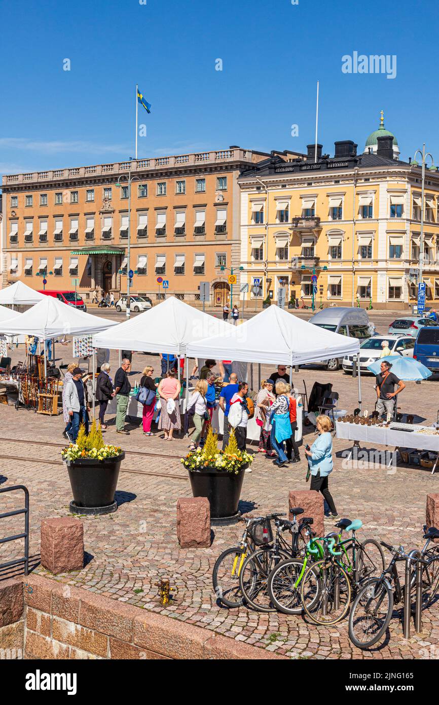 La Plaza del Mercado (Kauppatori) junto al puerto de Helsinki, Finlandia Foto de stock