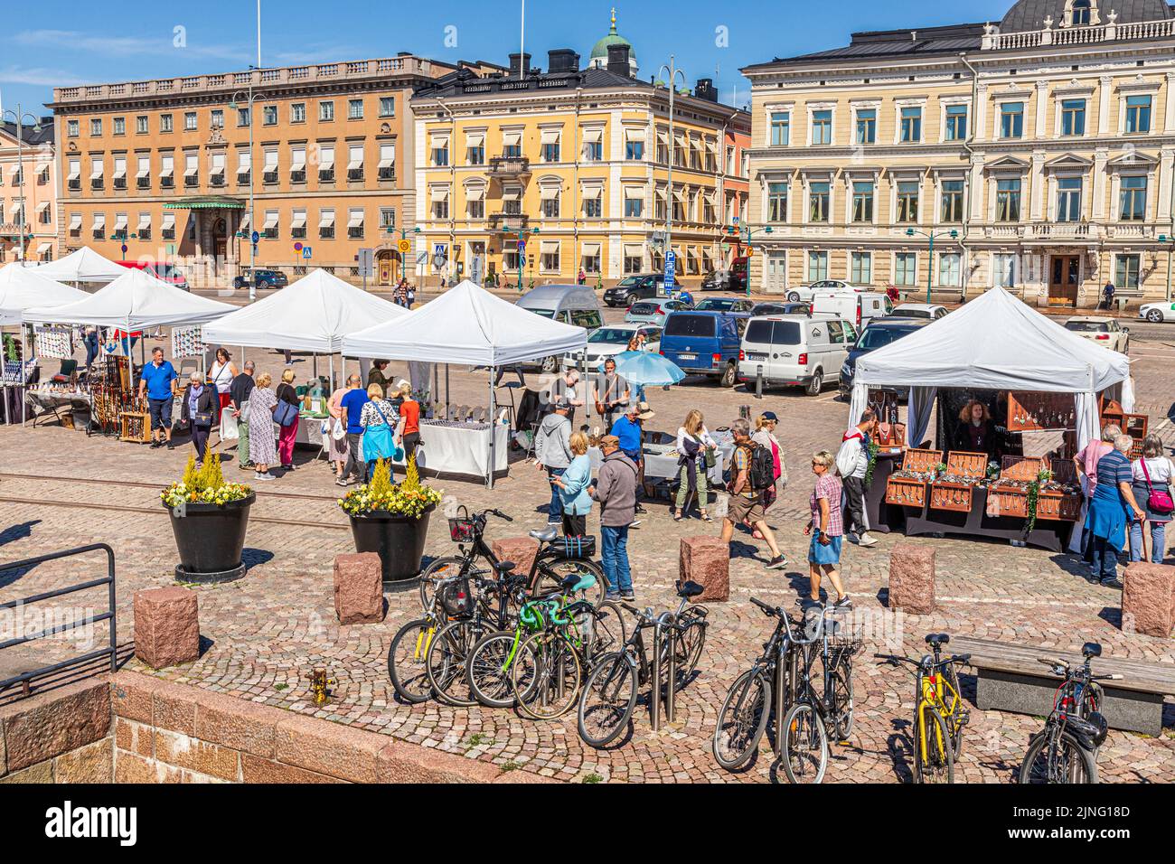 La Plaza del Mercado (Kauppatori) junto al puerto de Helsinki, Finlandia Foto de stock
