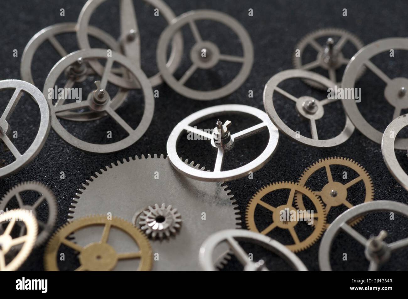 una colección de reloj y relojeros volantes y engranajes Foto de stock