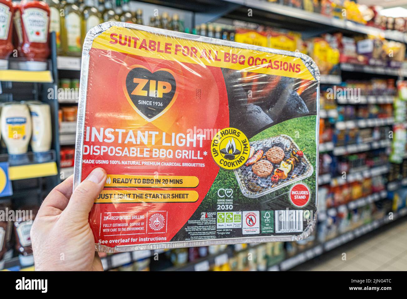 11 de agosto de 2022: Una barbacoa desechable se vende en un supermercado, Londres, Reino Unido Foto de stock