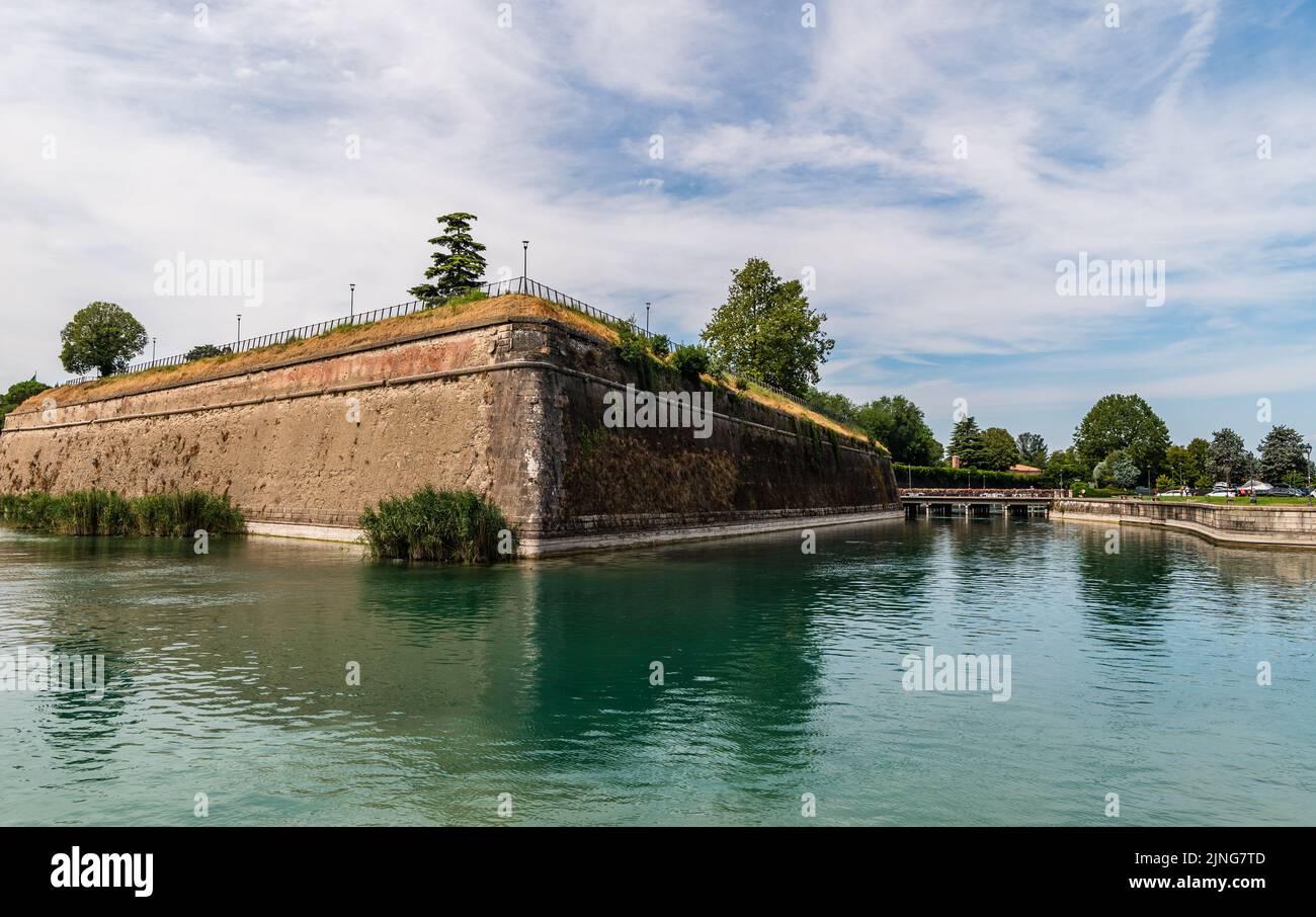 La antigua muralla veneciana de la ciudad de Peschiera del Garda, en la provincia de Verona, al norte de Italia. Encantadora ciudadela fortificada Foto de stock