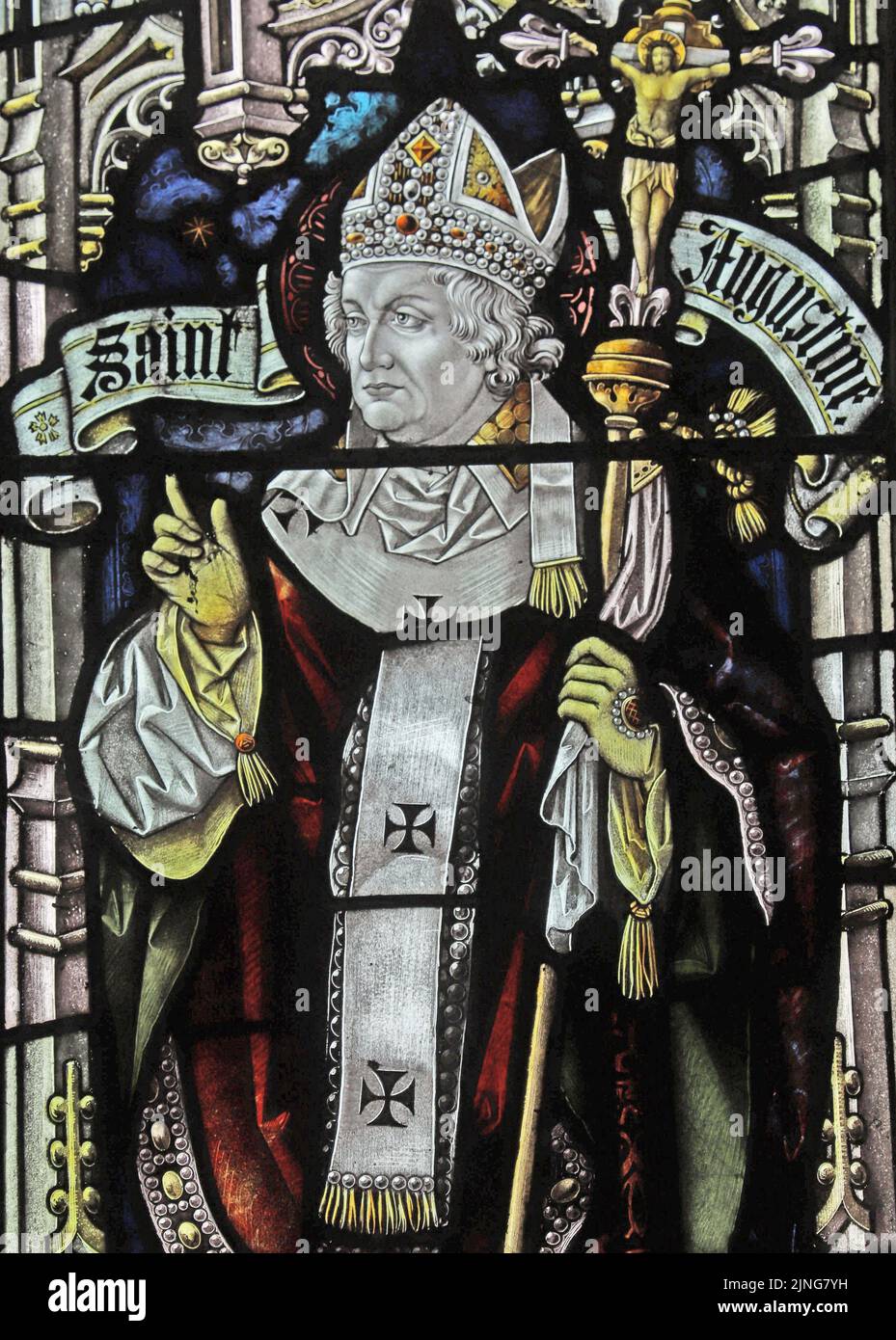 Vitral de Percy Bacon & Brothers representando a San Agustín como Arzobispo de Canterbury, Mawgan-in-Pyder, Cornwall Foto de stock
