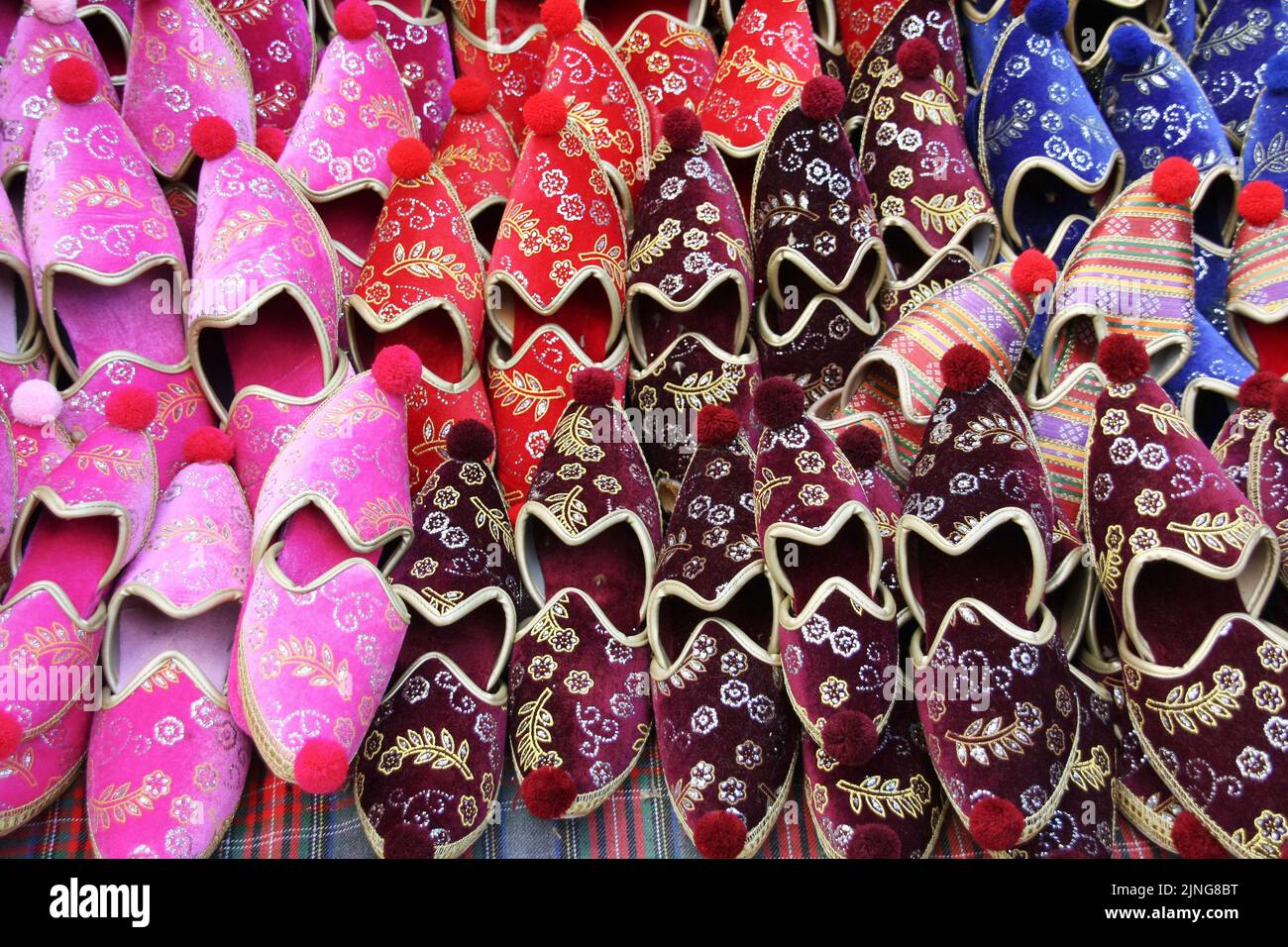 Zapatos tradicionales de pavo vendidos en bazar Foto de stock