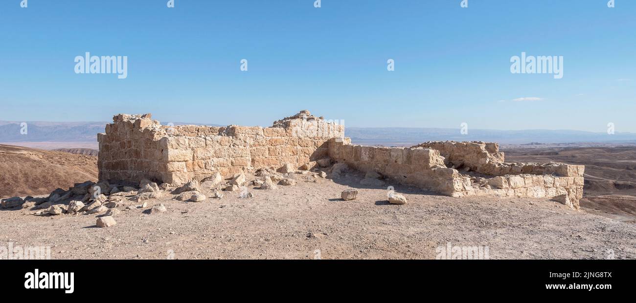 Khirbet Qatsra Nabatean Fortaleza en la Ruta del Incienso de las Especias en el Arava en Israel con el Valle del Rift del Jordán y el fondo del cielo azul Foto de stock