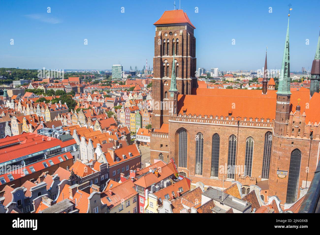 Vista aérea de la Basílica de María y el horizonte de la ciudad de Gdansk, Polonia Foto de stock