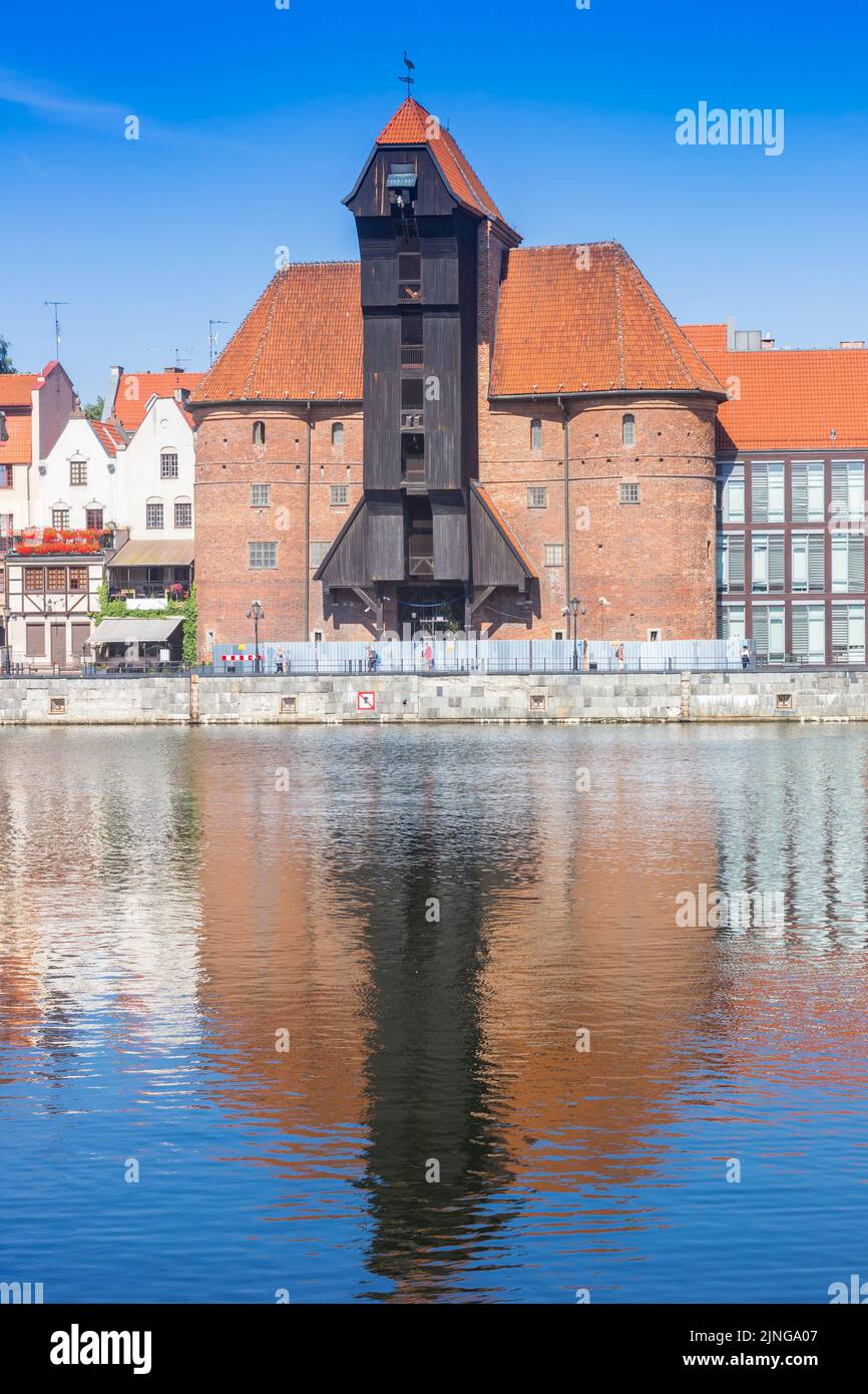 Edificio histórico de la grúa Zuraw en la costa de Gdansk, Polonia Foto de stock
