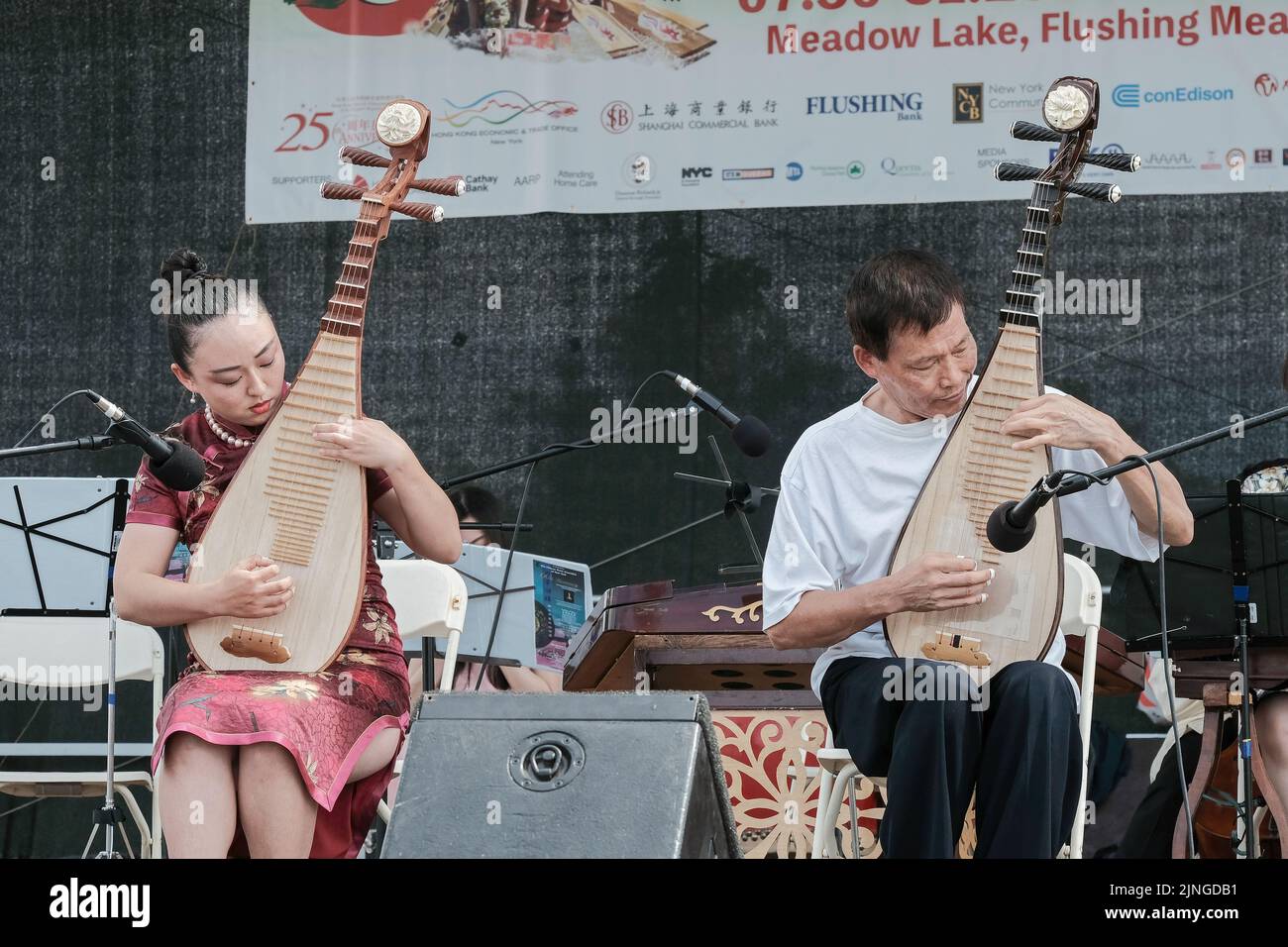 Dos miembros del conjunto de música china de Nueva York tocan la pipa, un instrumento chino tradicional. En el Festival del Dragón de Hong Kong en Queens. Foto de stock
