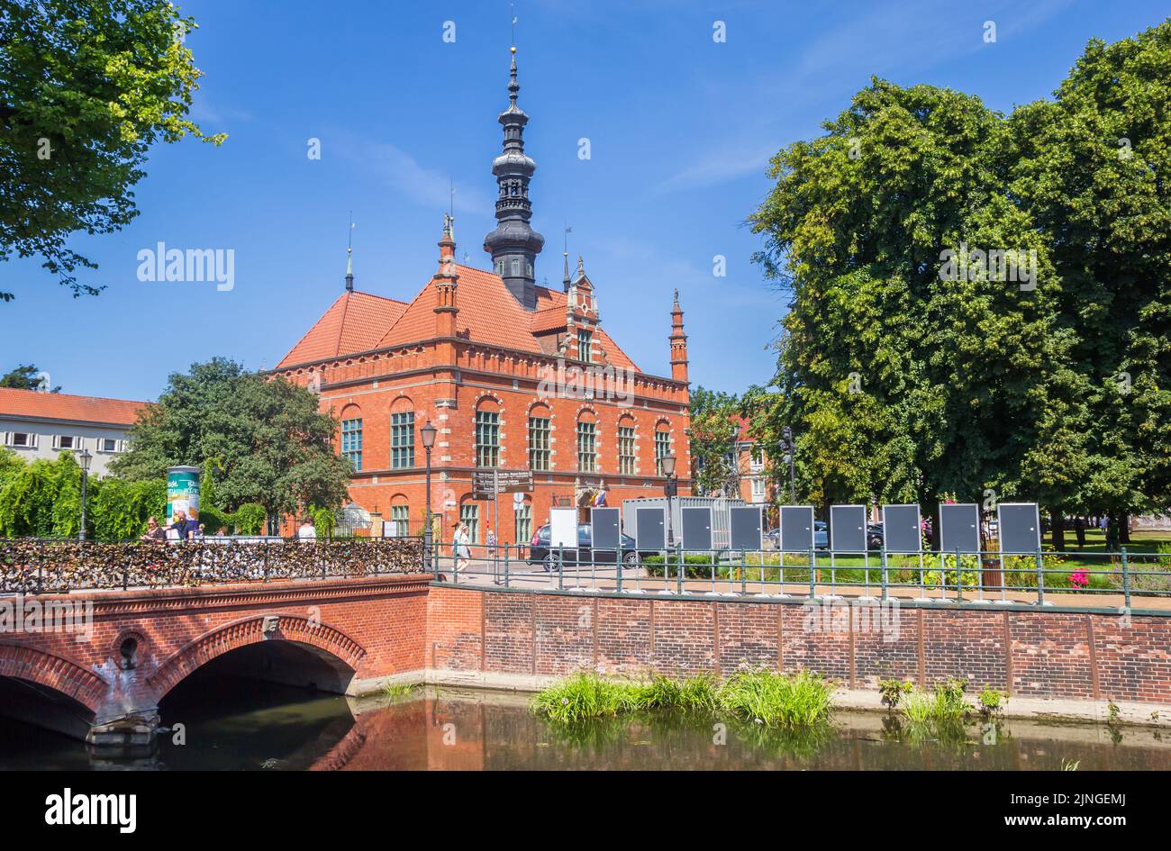 Puente y canal frente al antiguo ayuntamiento de Gdansk, Polonia Foto de stock