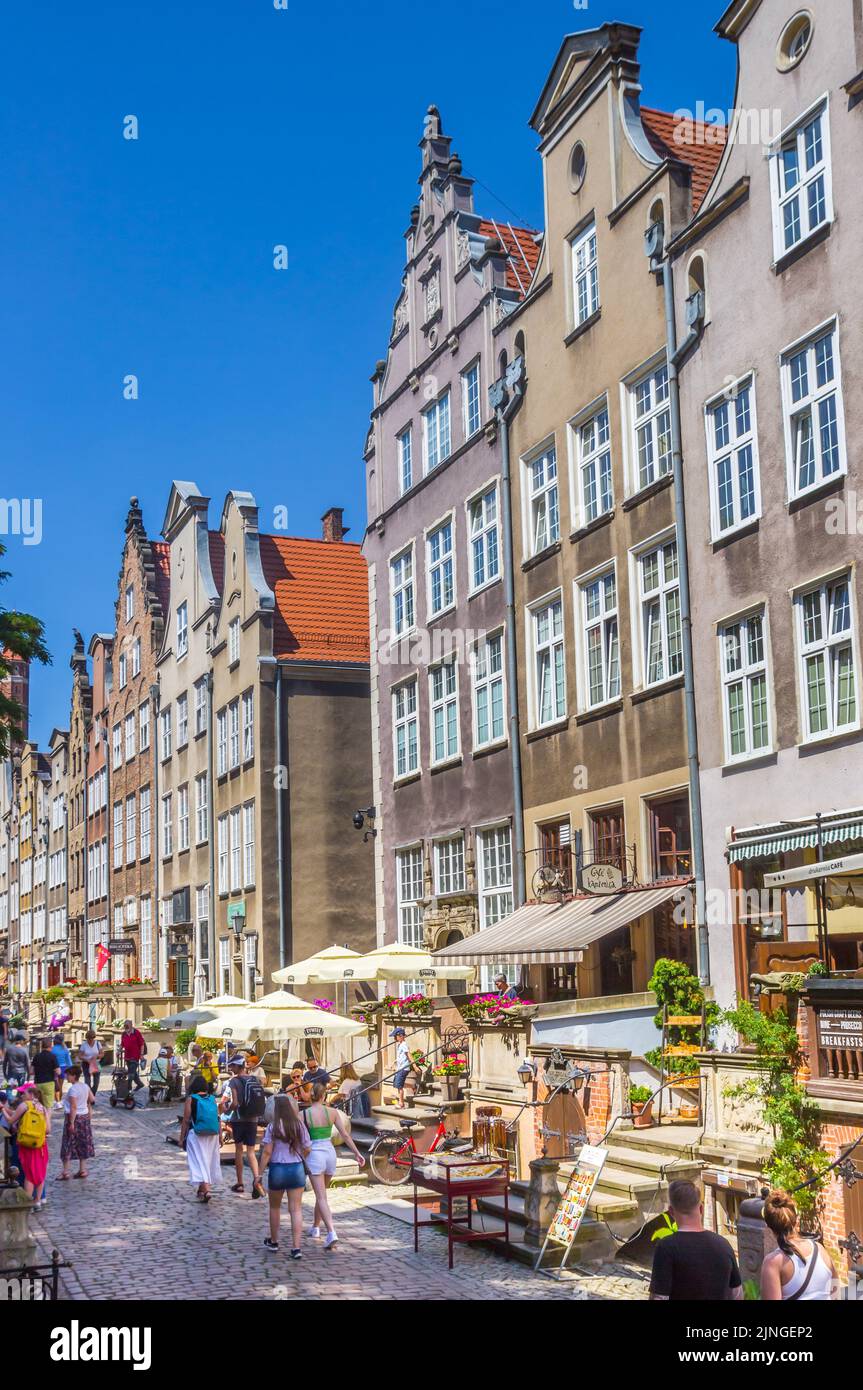 Tiendas y restaurantes en la histórica calle Swietego ducha de Gdansk, Polonia Foto de stock