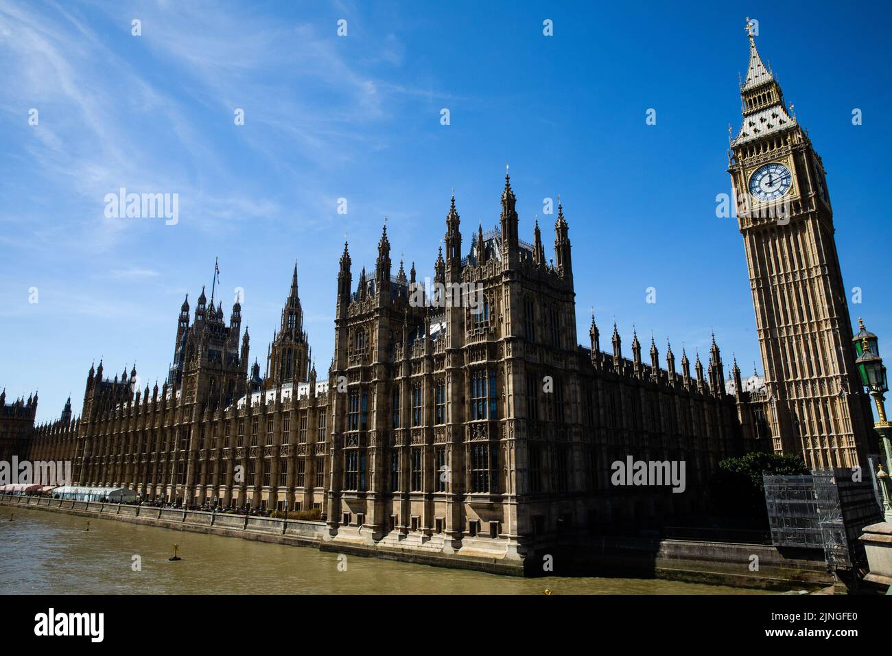 Londres, Reino Unido. 10th de agosto de 2022. Las Casas del Parlamento se ven desde el Puente de Westminster. Algunos diputados siguen preocupados por los retrasos en el proyecto AMID Foto de stock