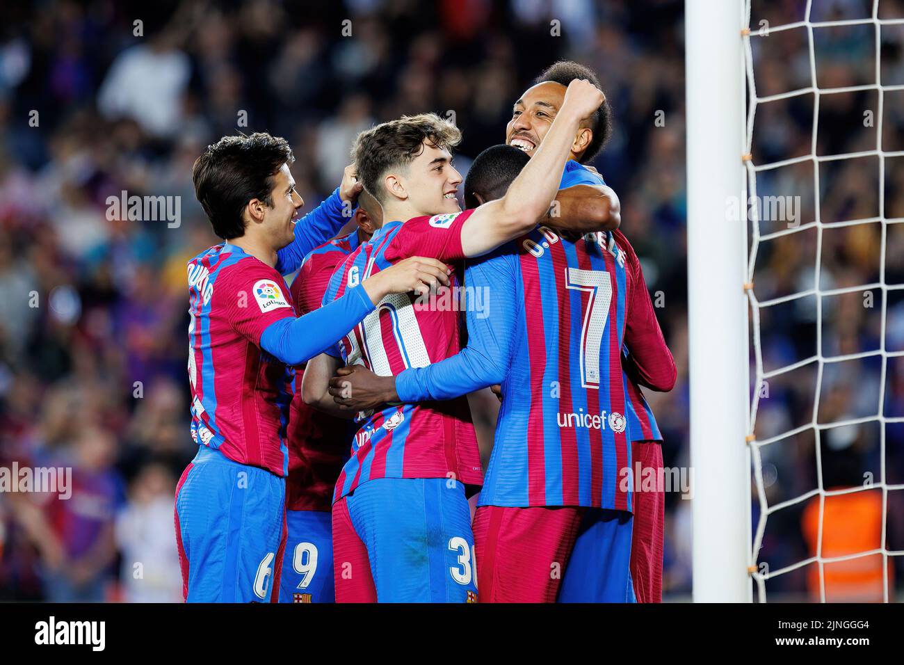 BARCELONA - MAYO 10: Aubameyang celebra tras marcar un gol durante el partido de Liga entre el FC Barcelona y el Real Club Celta de Vigo en el Camp N. Foto de stock