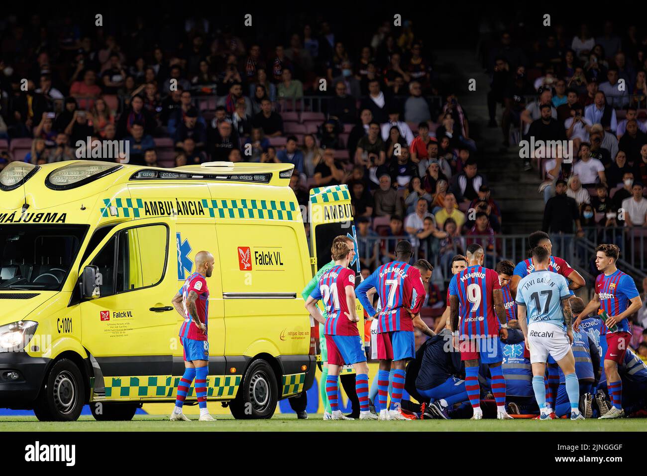 BARCELONA - MAYO 10: Una ambulancia en la hierba durante el partido de La Liga entre el FC Barcelona y el Real Club Celta de Vigo en el estadio Camp Nou el pasado mes de mayo Foto de stock