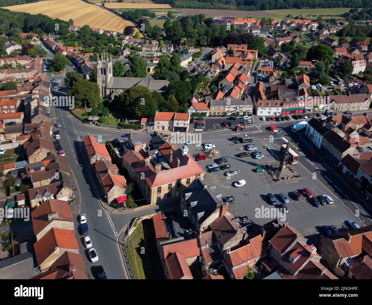 Vista aérea de la plaza principal en el pueblo de Helmsley en el distrito Ryedale de North Yorkshire, Reino Unido. Foto de stock